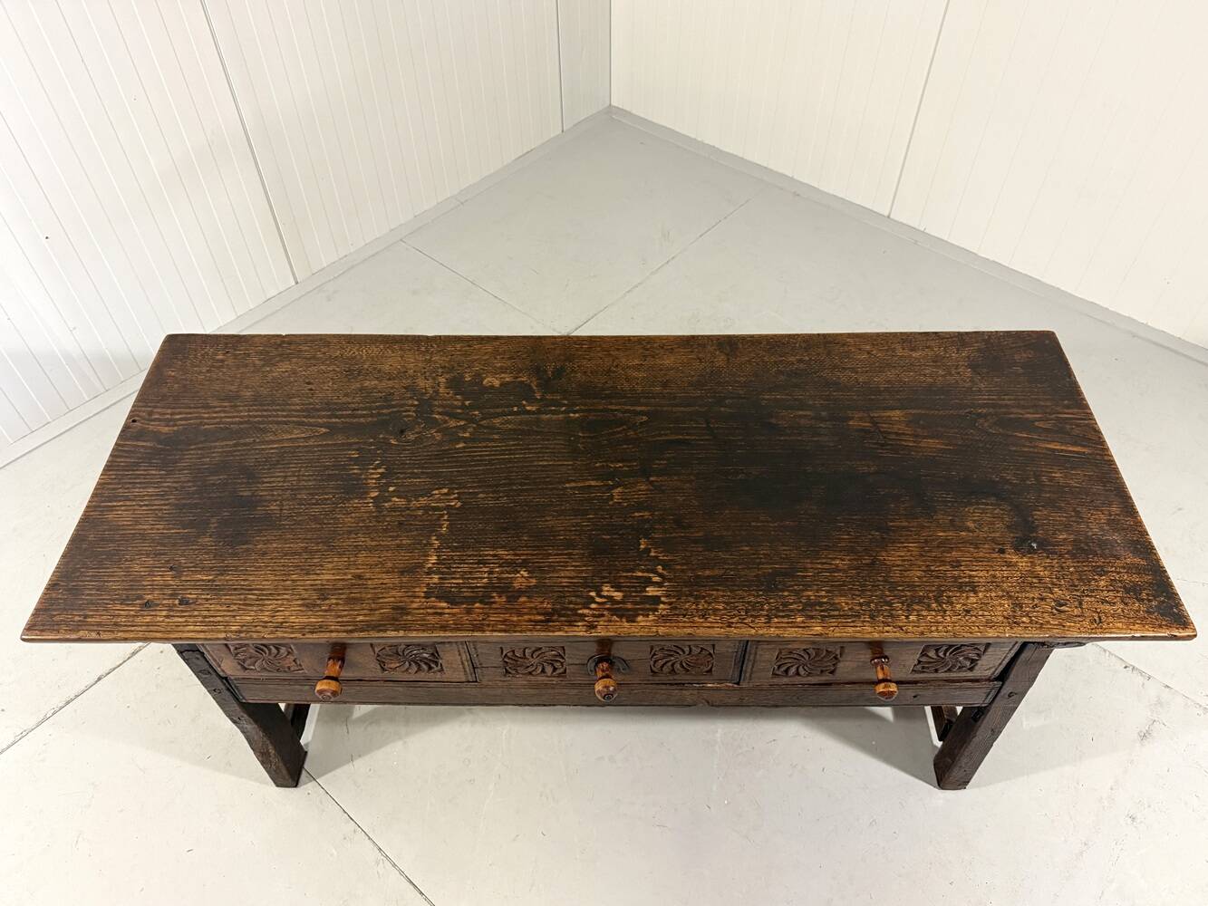 Table basse espagnole antique brutaliste