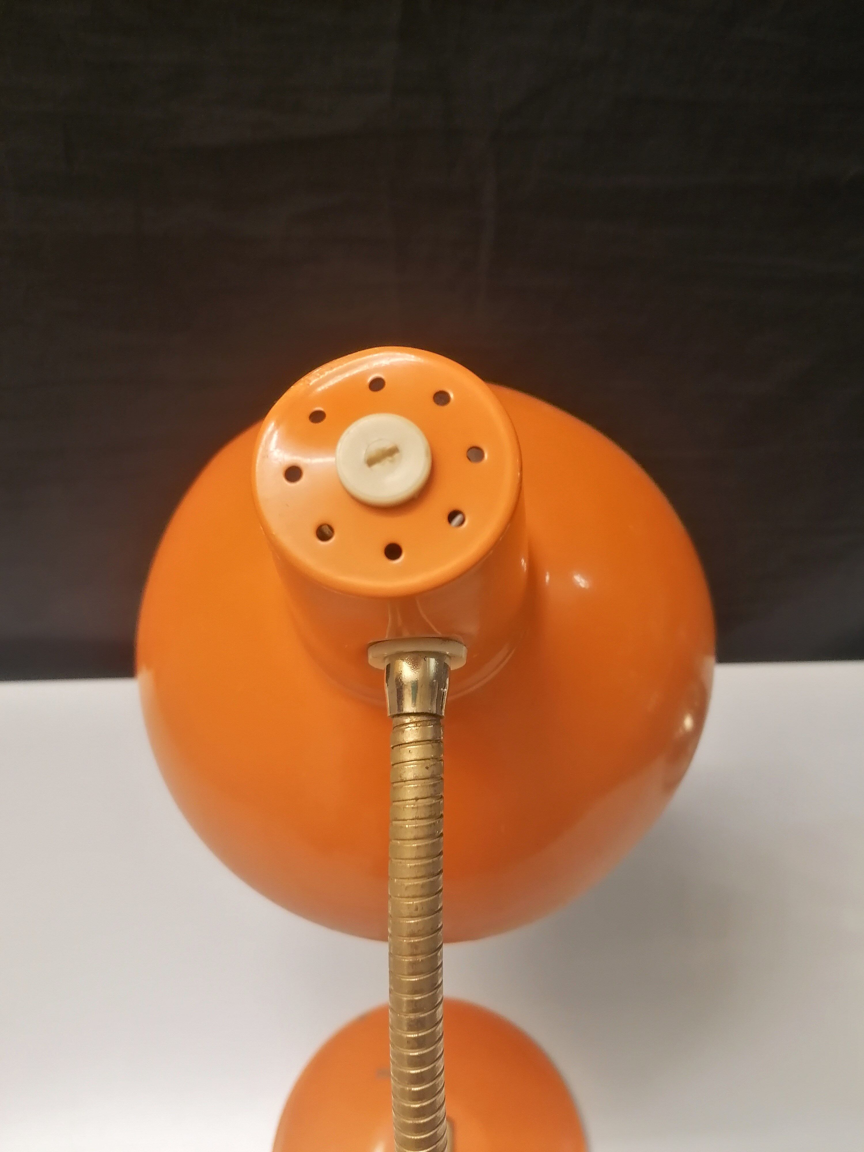 Lampe de bureau vintage - métal laqué orange - 1970
