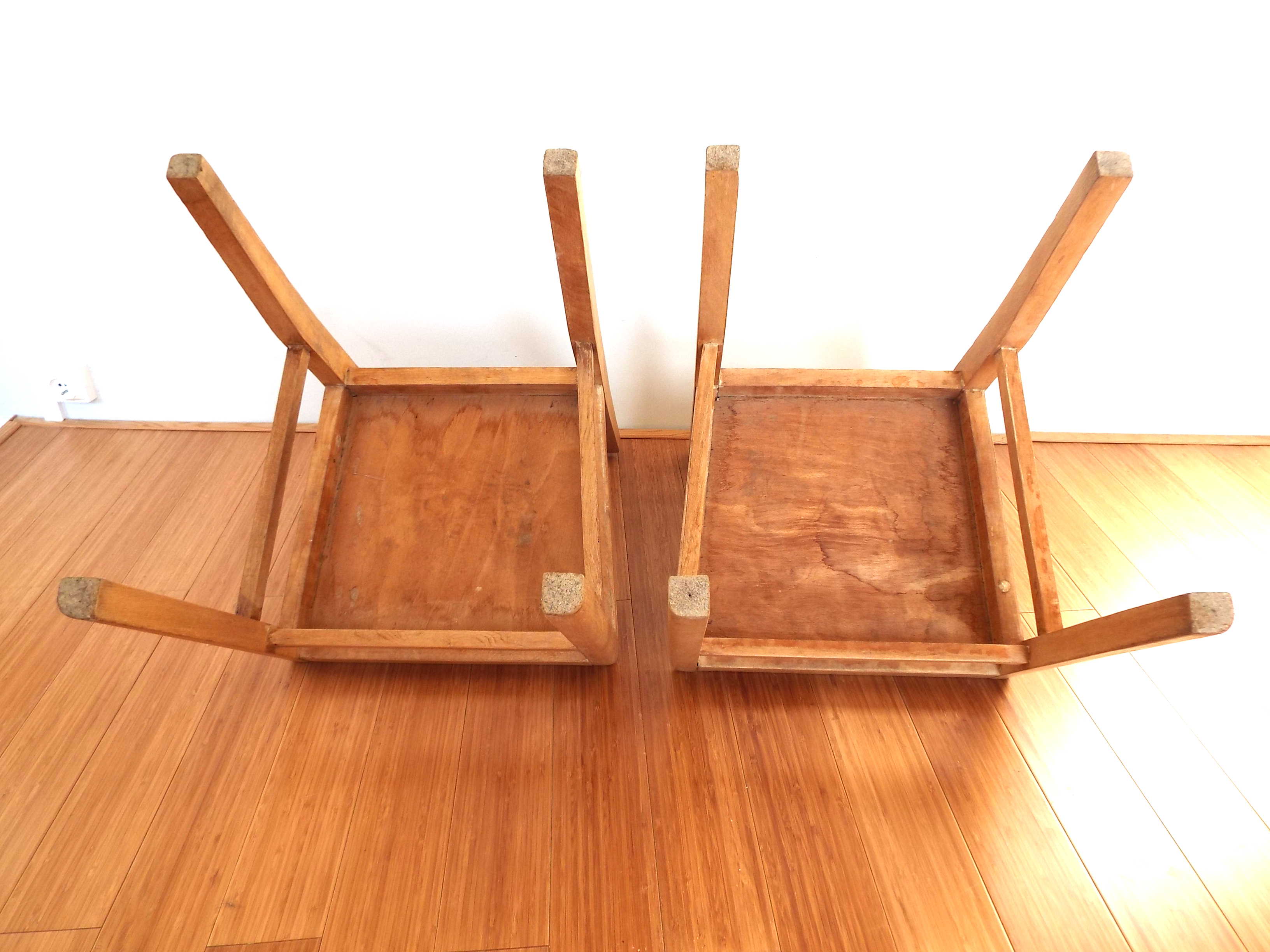 2 wooden chairs type reconstruction