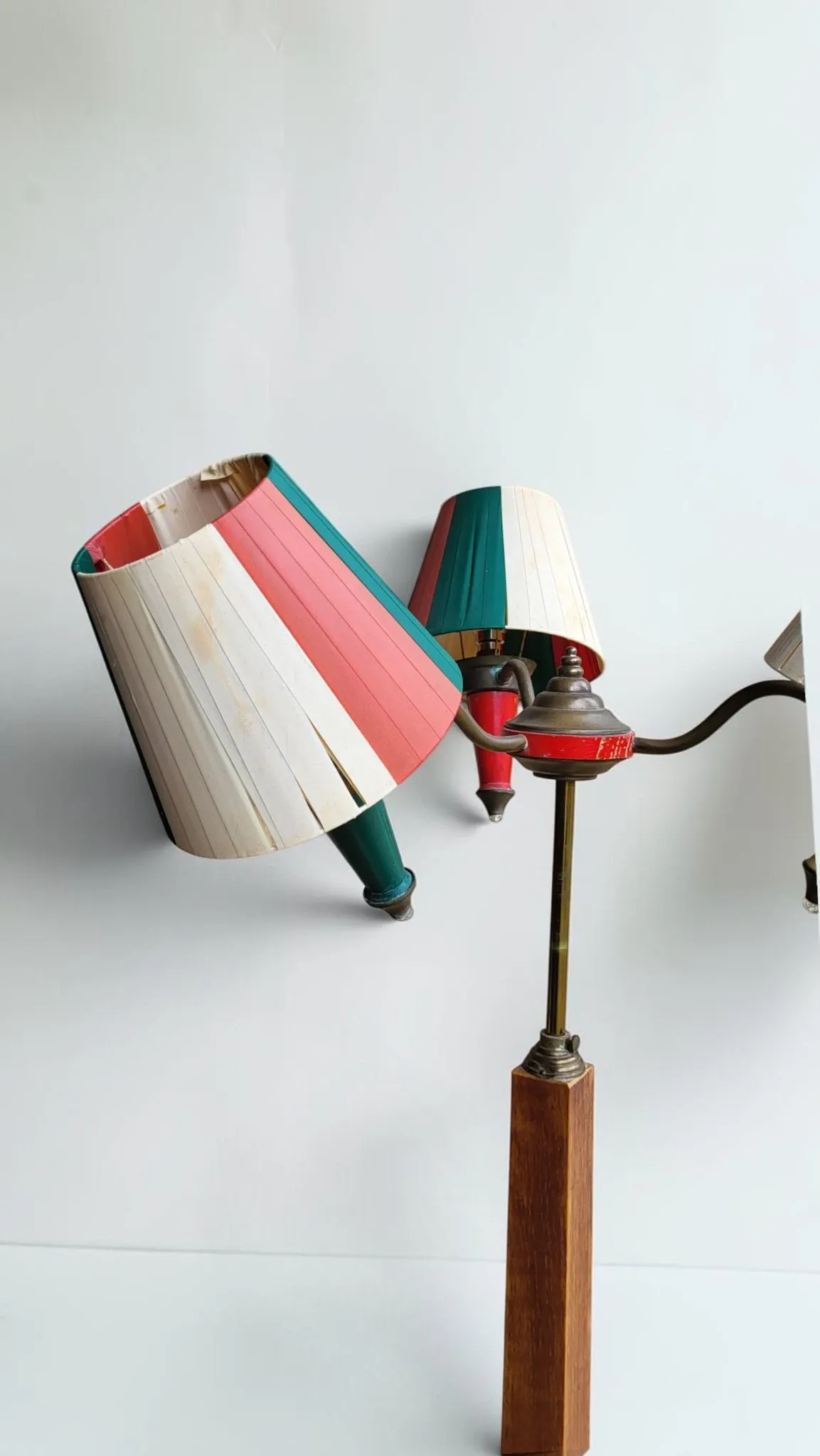 Lampadaire tripode en chêne et laiton, trois lumières