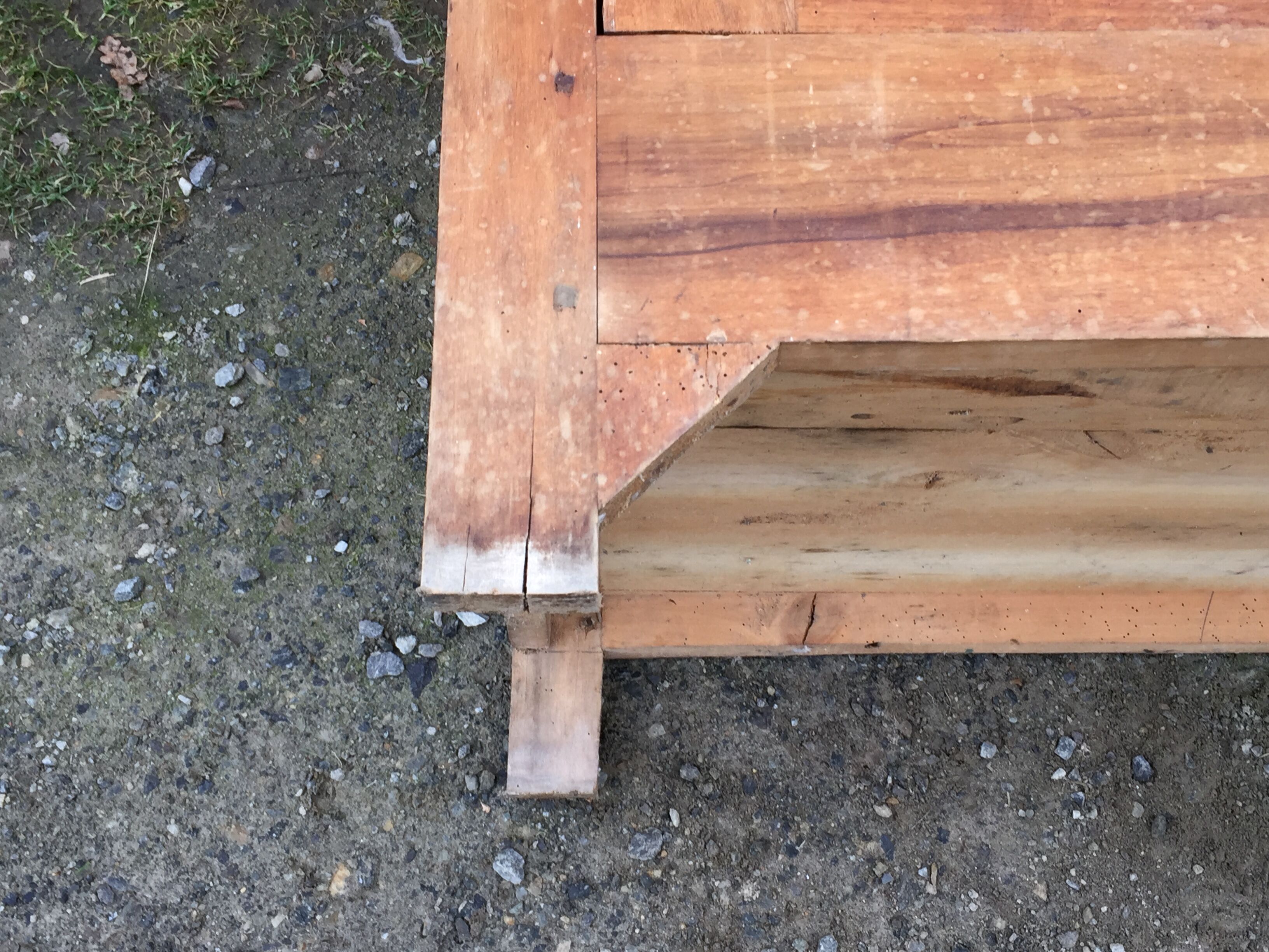 Buffet vintage parisien en bois de peuplier à 2 portes et 2 tiroirs.