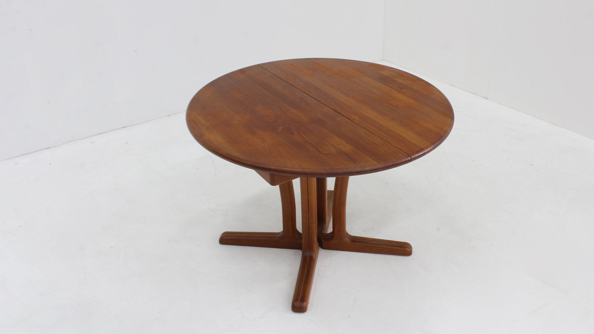 Vintage Dyrlund Danish round dining table teak