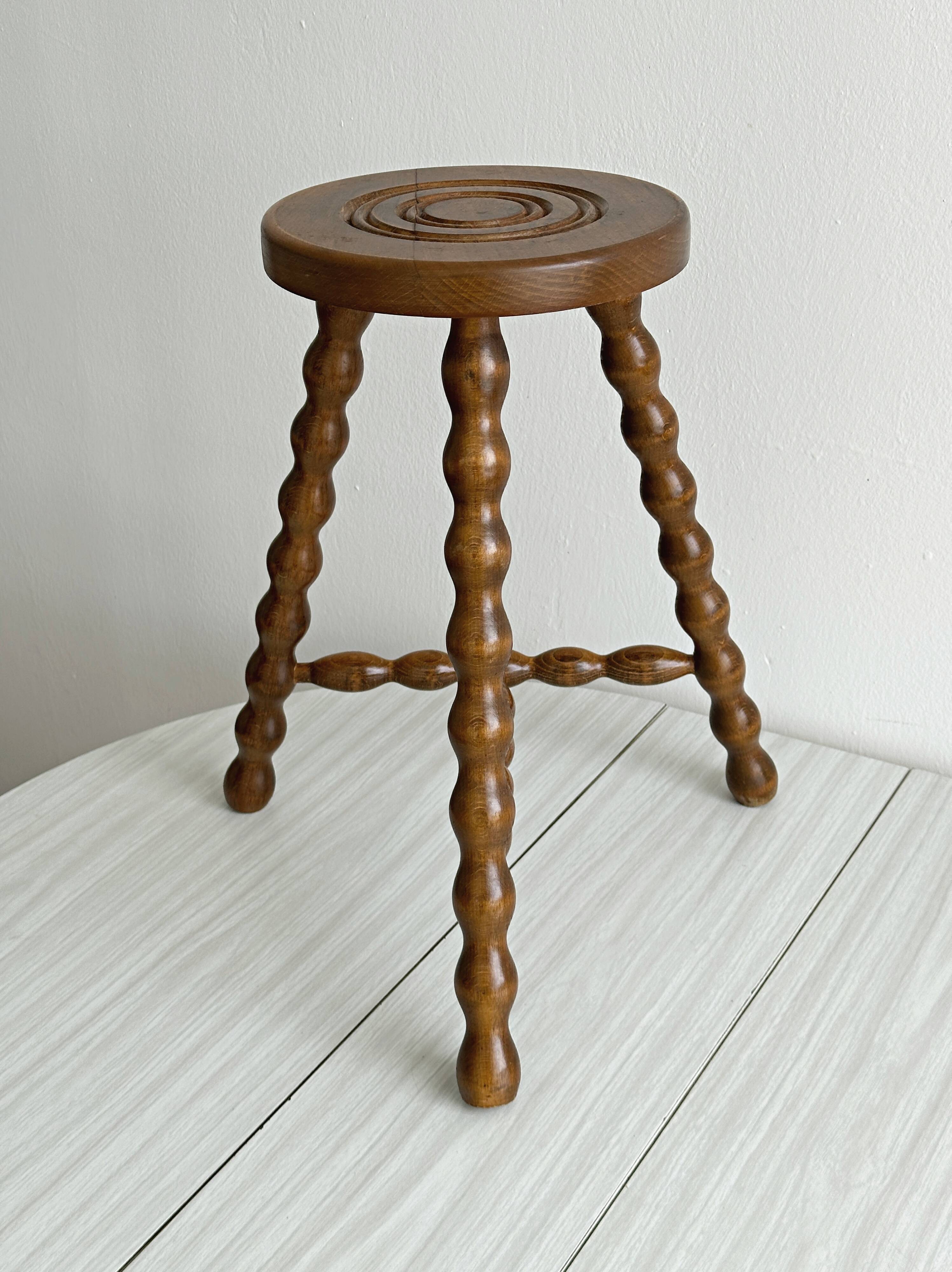 Tabouret tripode ancien en bois torsadé