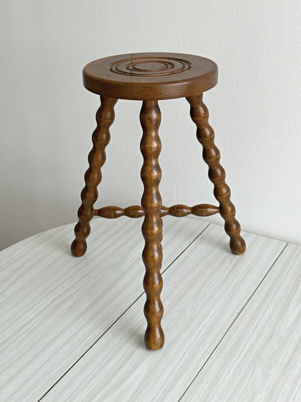 Tabouret tripode ancien en bois torsadé