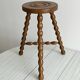 Tabouret tripode ancien en bois torsadé