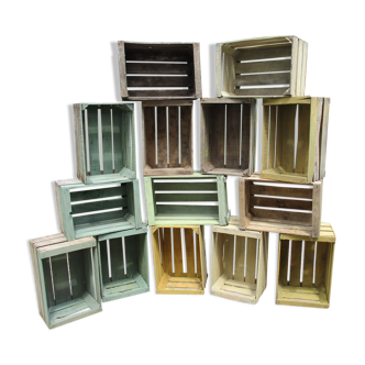 Set of wooden crates that can form a bookcase or shelves
