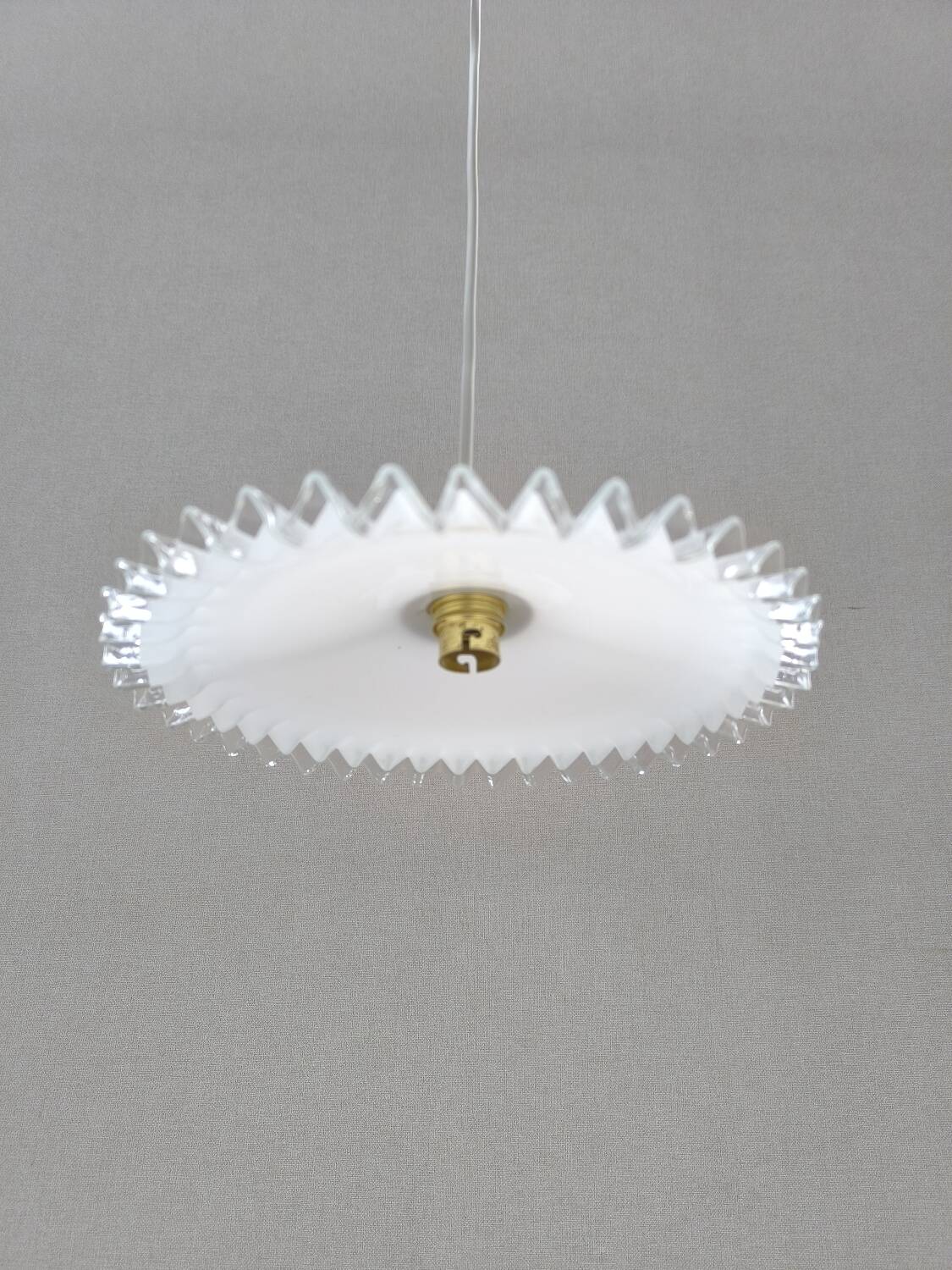 Notched opaline suspension