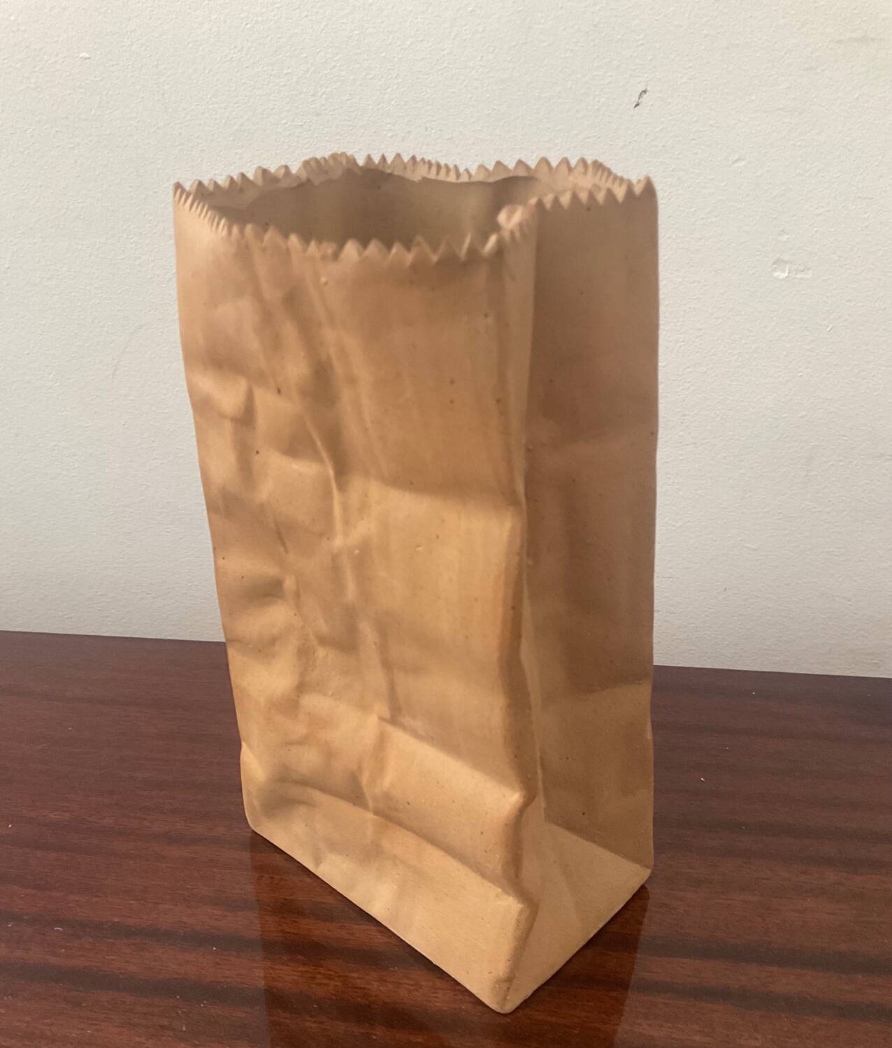 Vase Paper Bag trompe l’œil signé Alka Malta