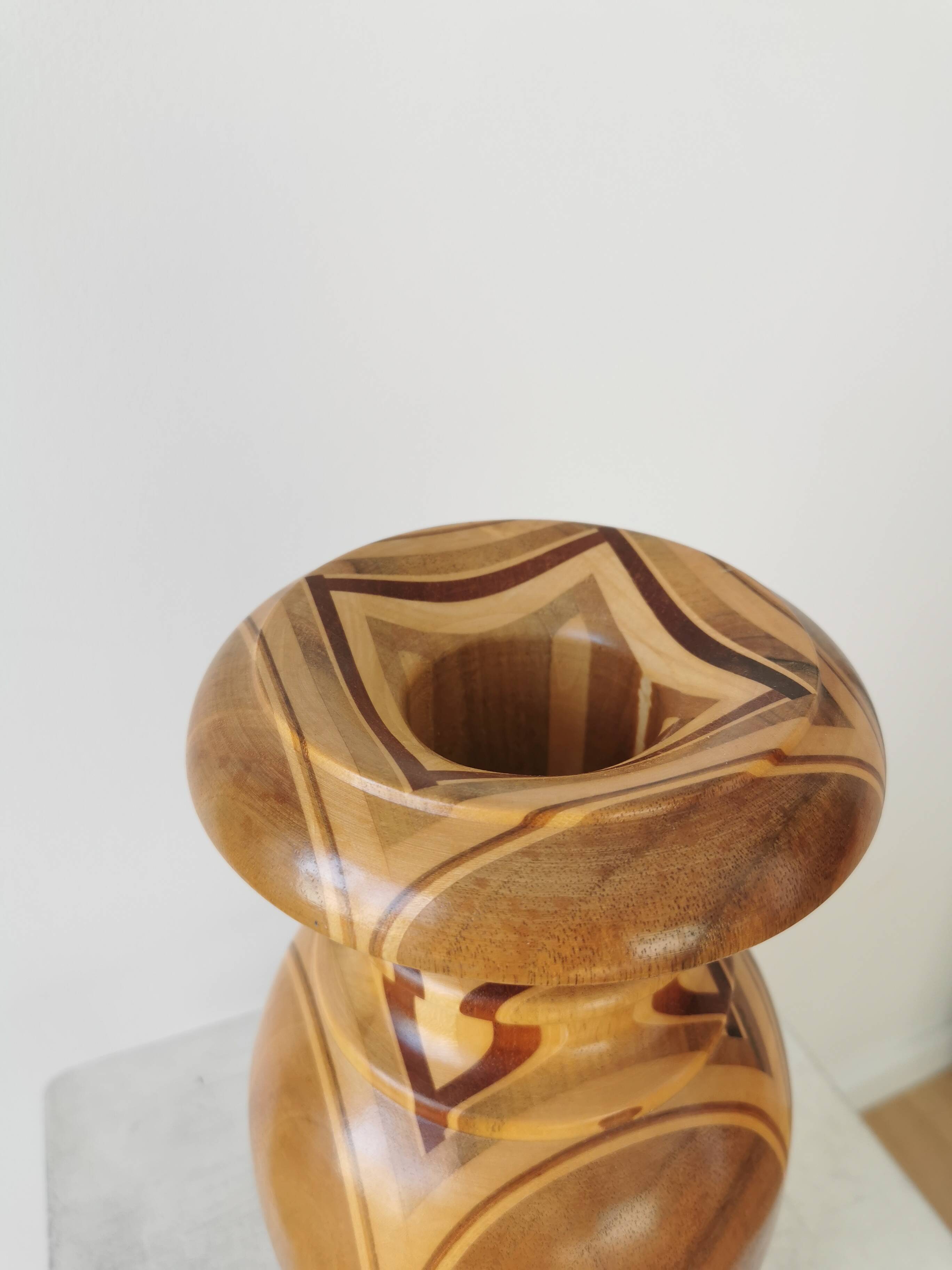Vase vintage en bois artisanal : sculpture unique tournée sur bois, fleurs séchées