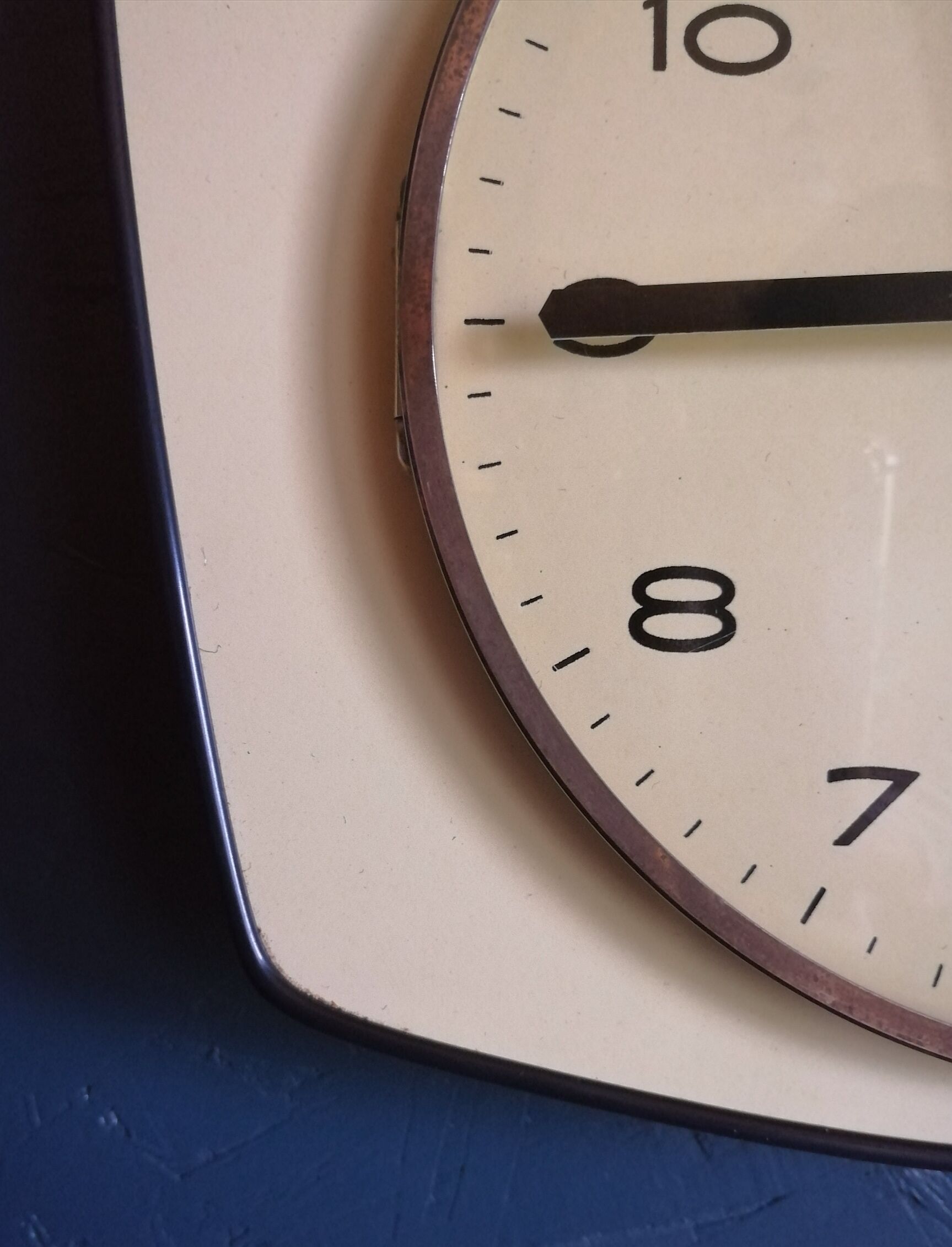 Vintage formica silent wall clock trapeze "Pale yellow Talgo"