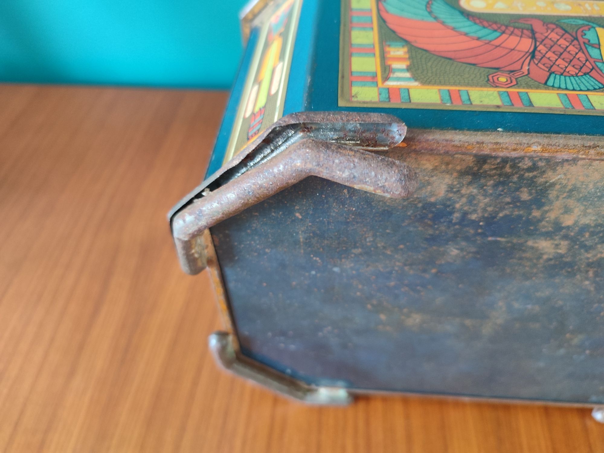 Ancient jewelry box in lithographed sheet metal Cléopâtre Egypt