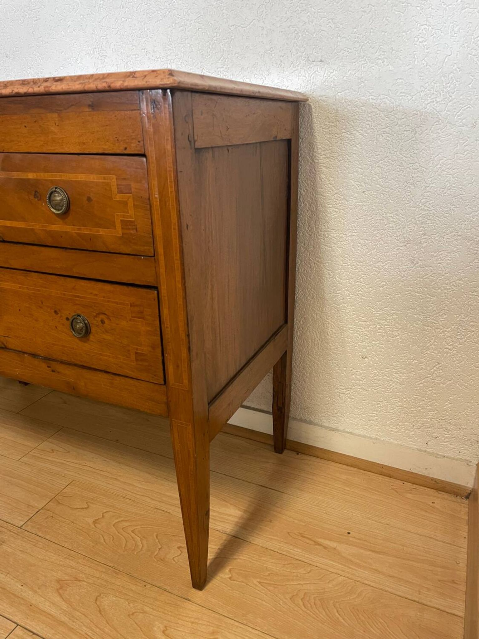 Commode Louis XVI en Noyer et Marqueterie