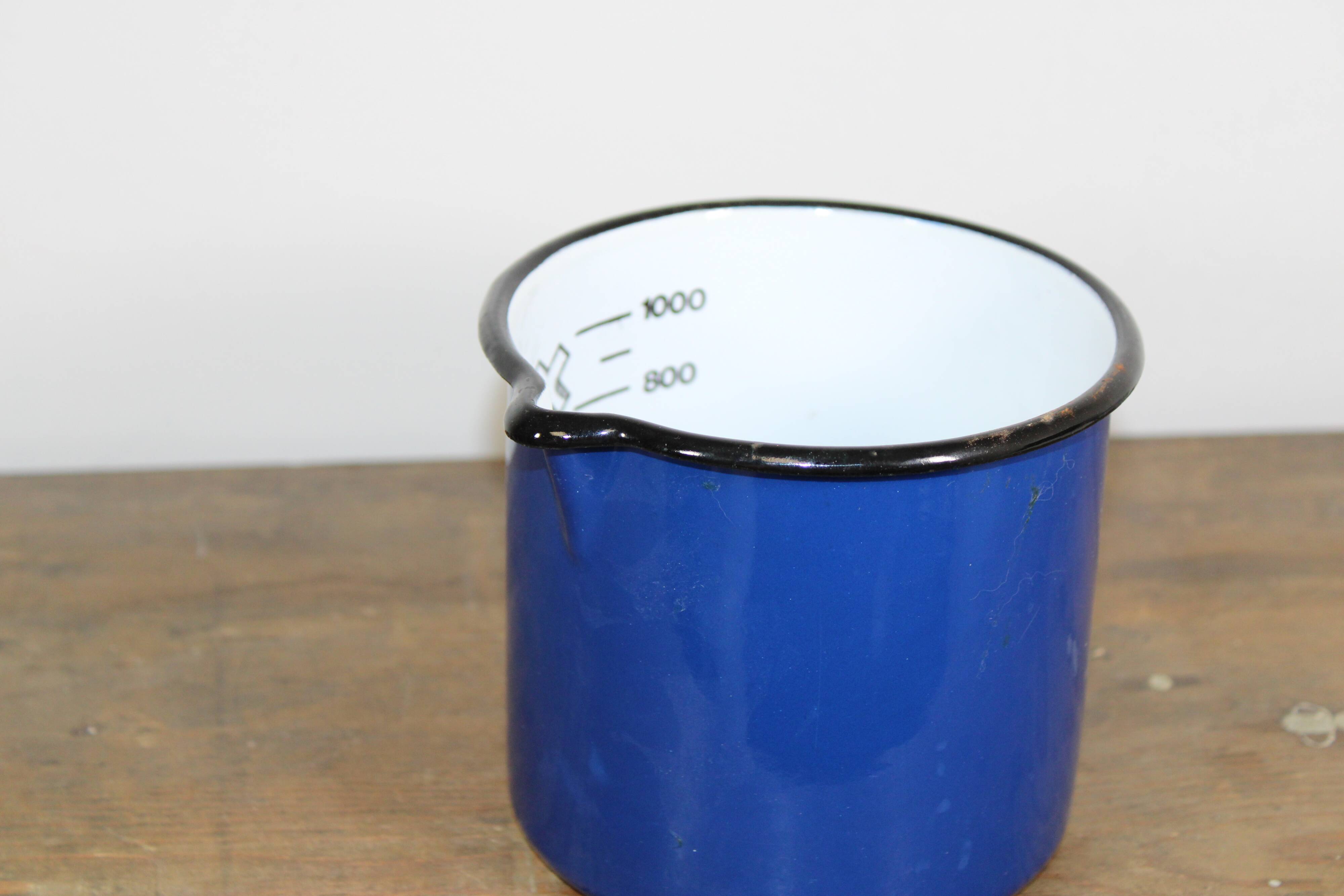 Enamelled sheet metal dosing broc