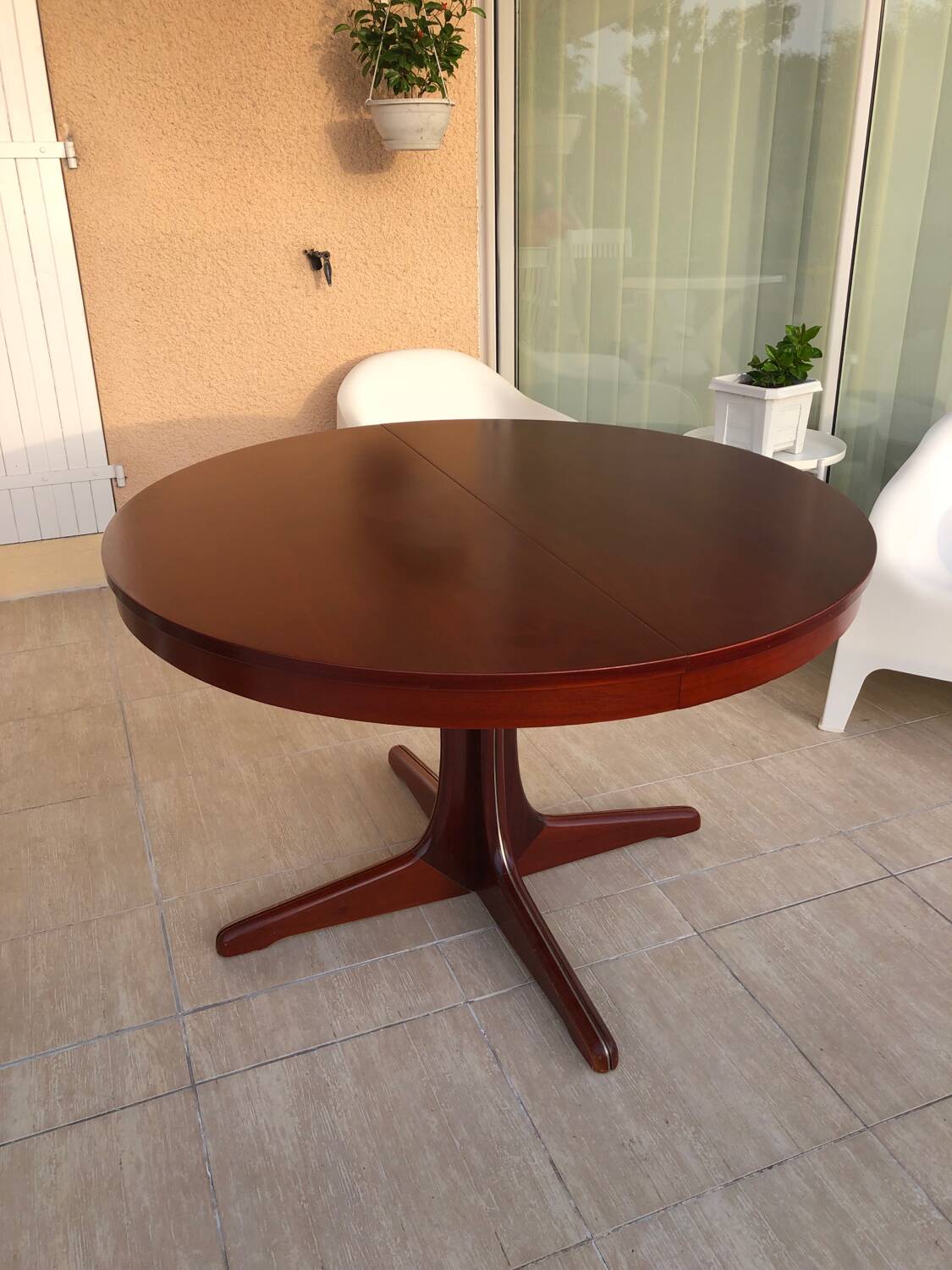 Baumann extendable round table