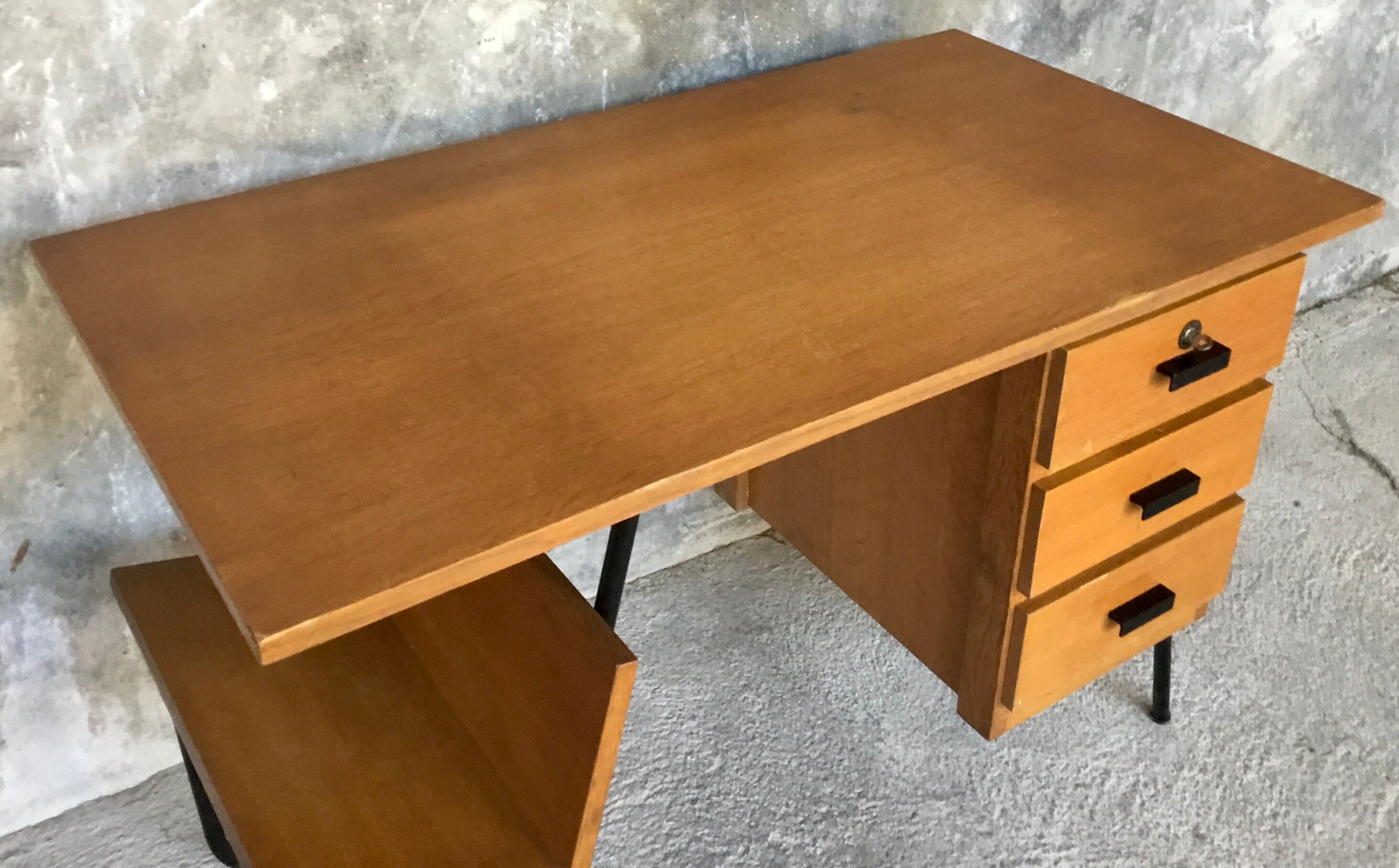 Desk brand spirol