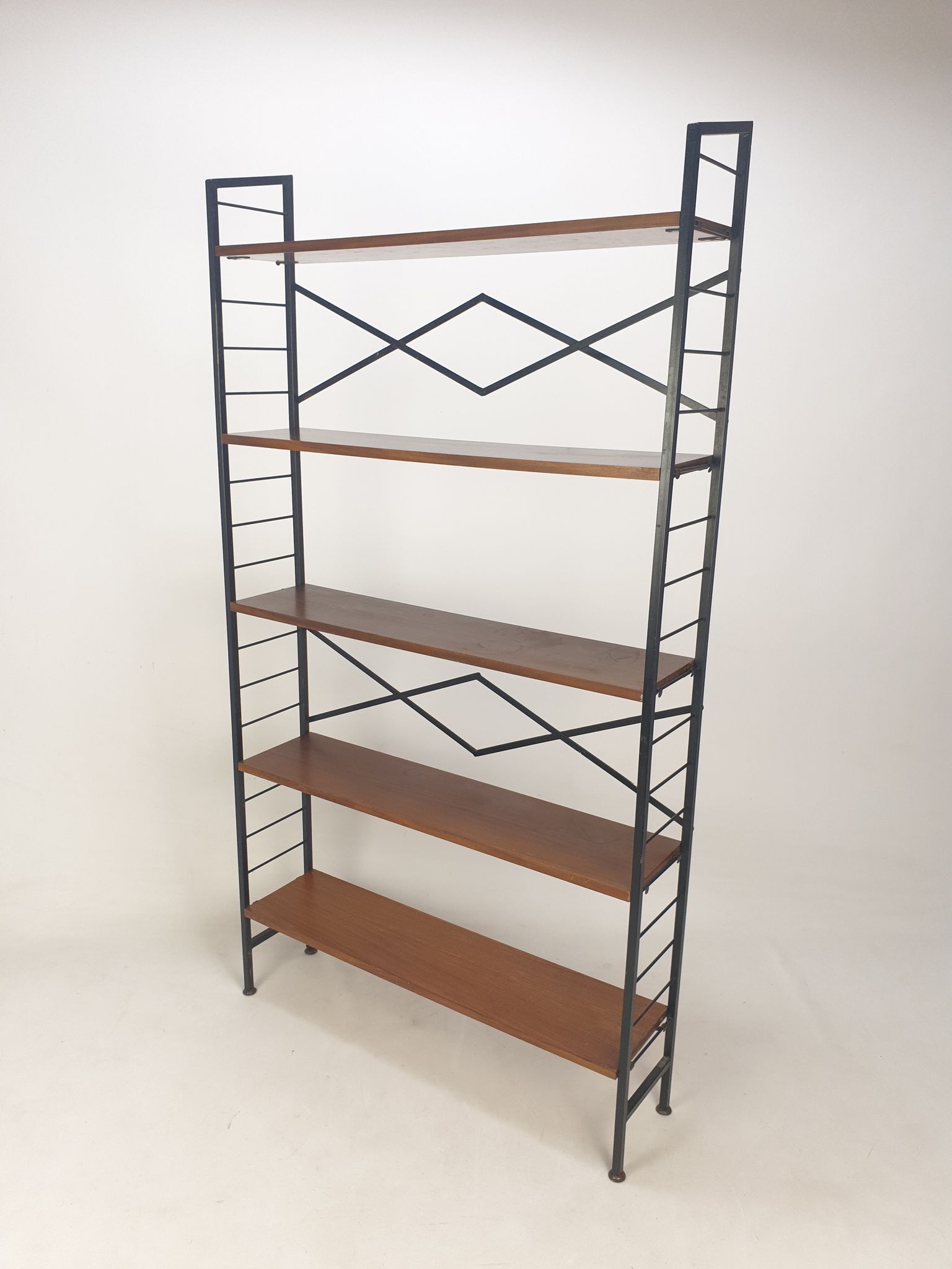 Italian free standing teak shelving unit, 1950