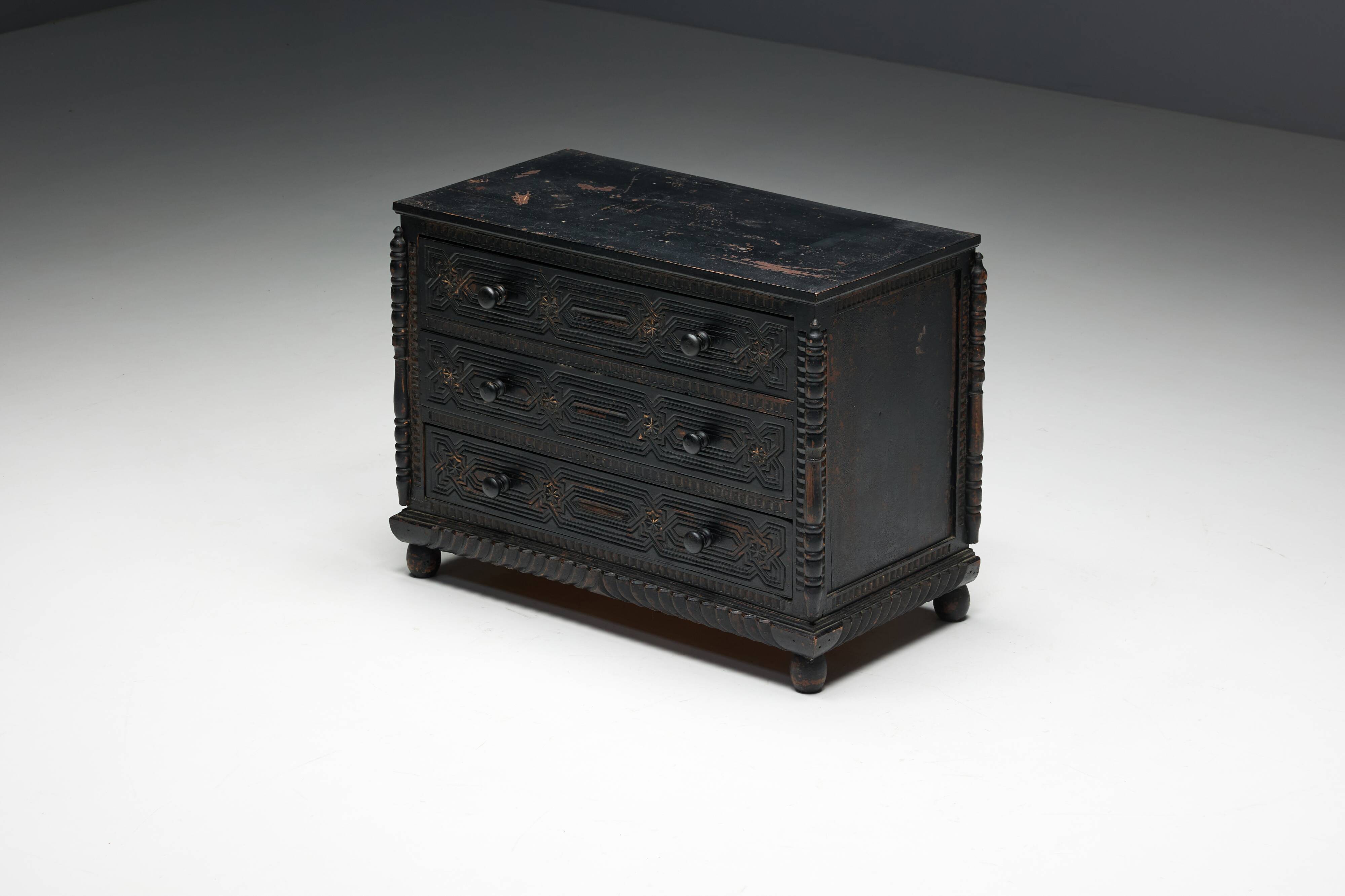 Commode à Tiroirs en Chêne Sculpté à la Main, France, 18ème Siècle