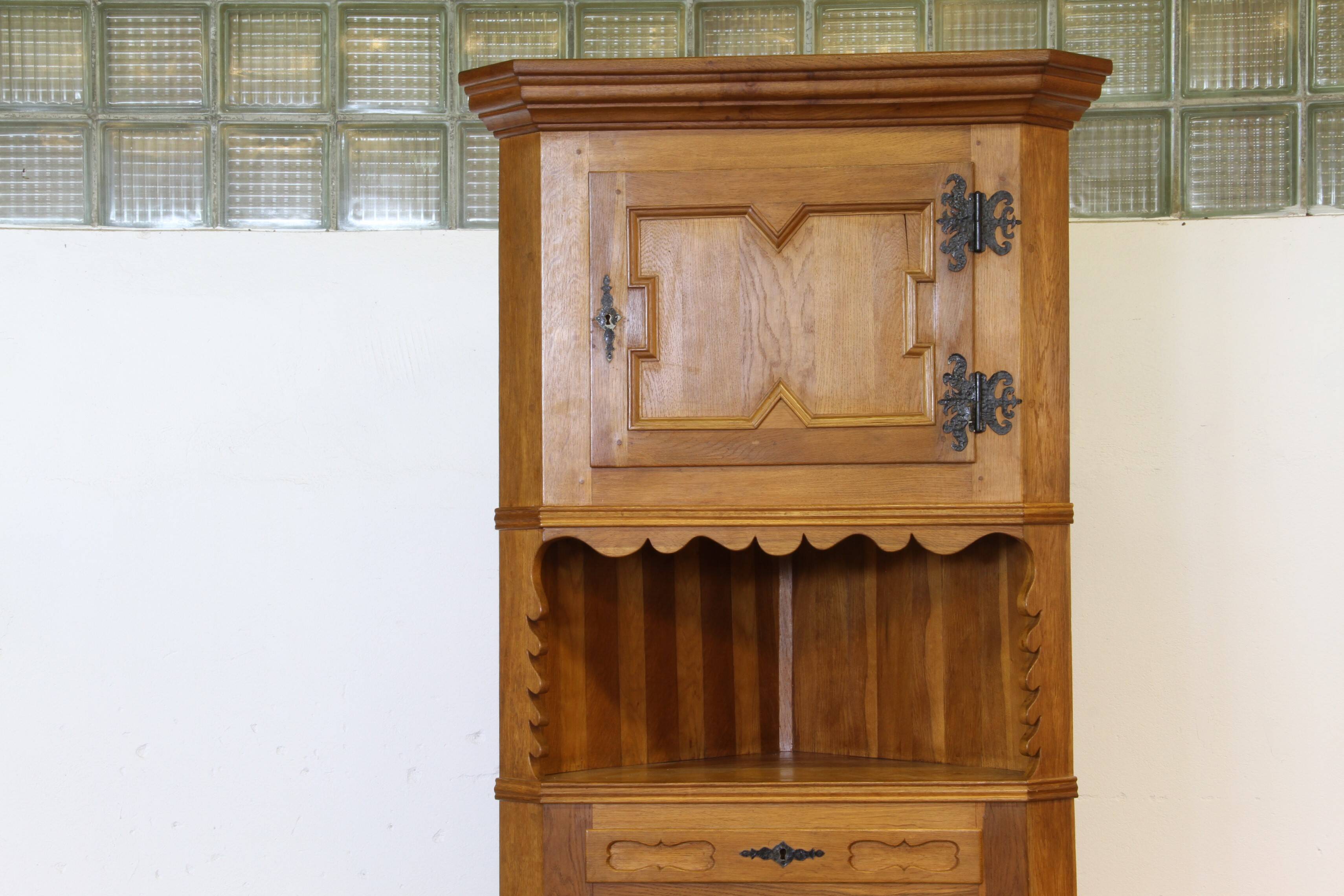 Cabinet d'angle vintage des années 1960 en chêne massif dans le style de Kjærnulf, design danois moderne.