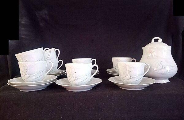 Limoges, Camille Tharaud - Service à café pour 8 pers. en porcelaine de Limoges, décor ''Cygne