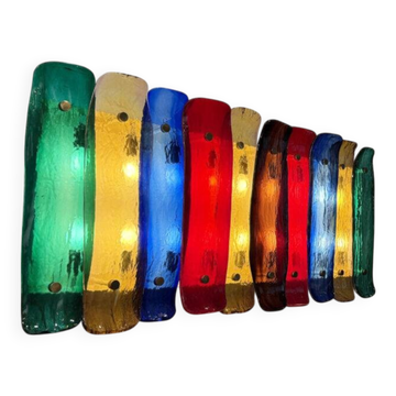 Applique murale en verre de Murano coloré, par J. T. Kalmar, Vienne, Autriche, années 1960. 10 plaques de verre à surface texturée, de couleurs variées avec des reflets irisés.
