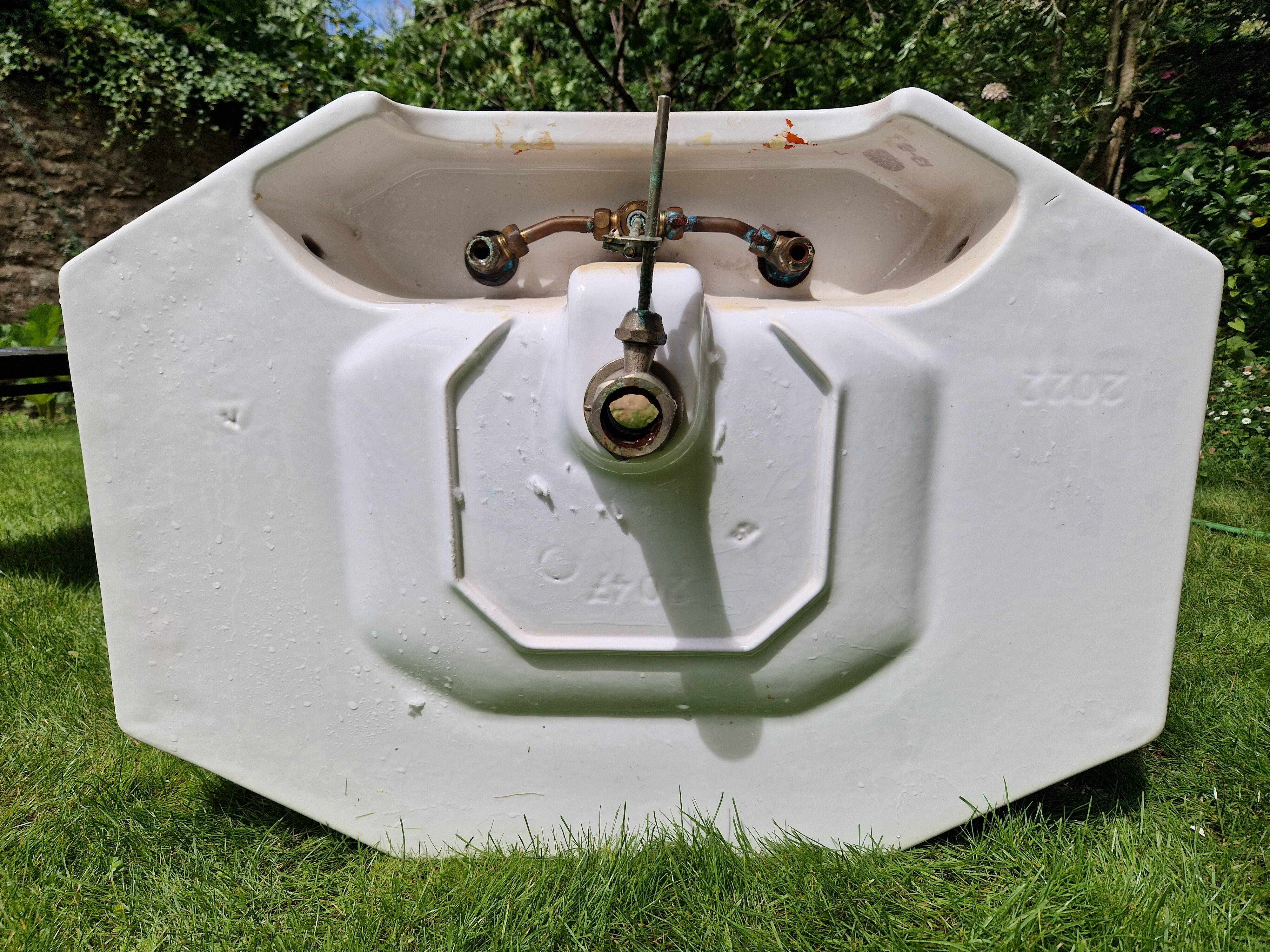 2 pedestal sinks in Art Deco style