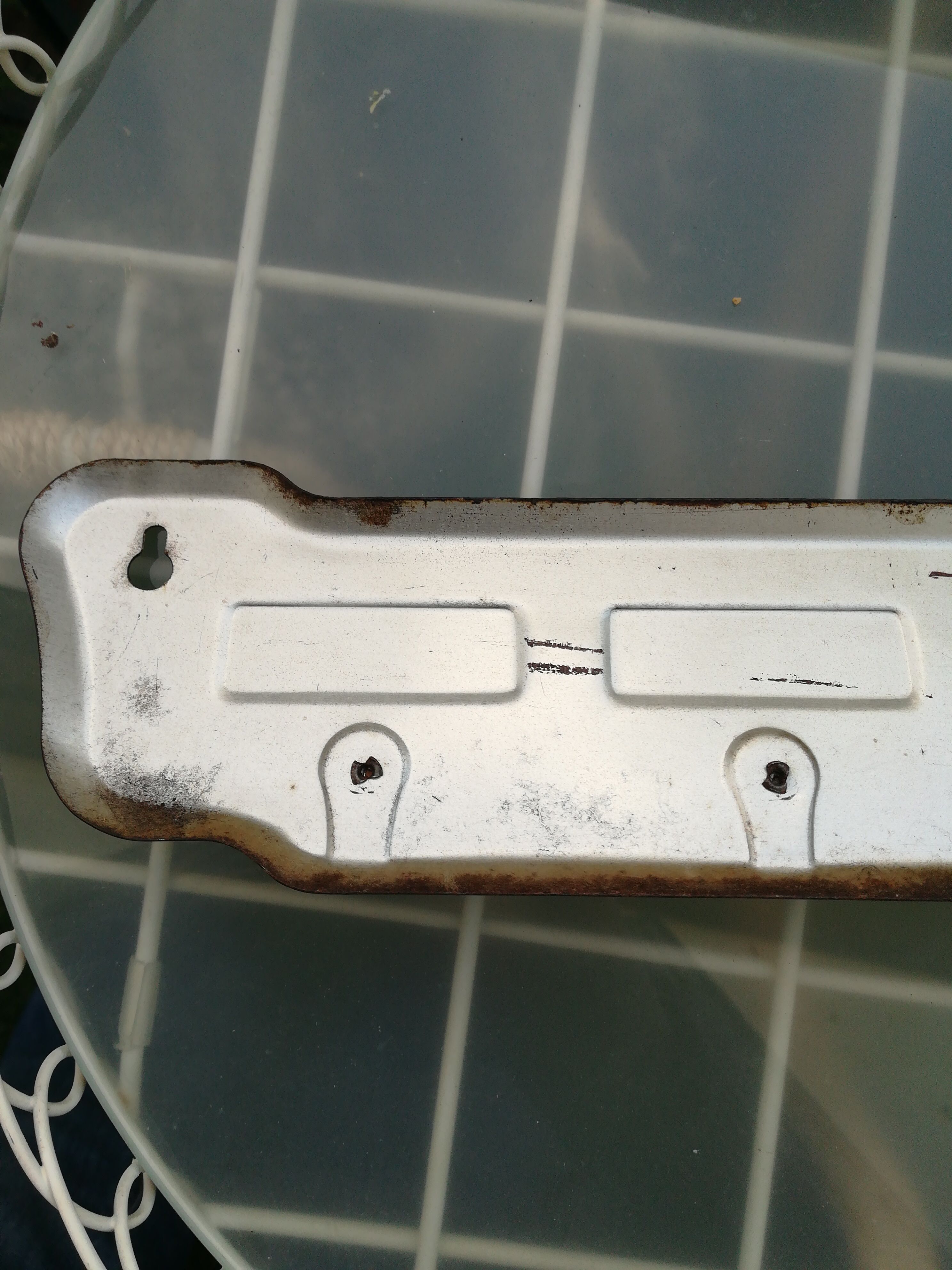 Enamelled plate hung towels