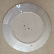 Plat de service terre de fer à décor d'enfant et cigogne