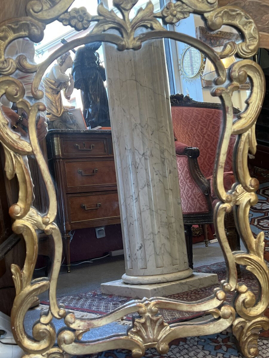 Column in solid white marble veined with grey, decorated with vertical fluting, 110 cm.
