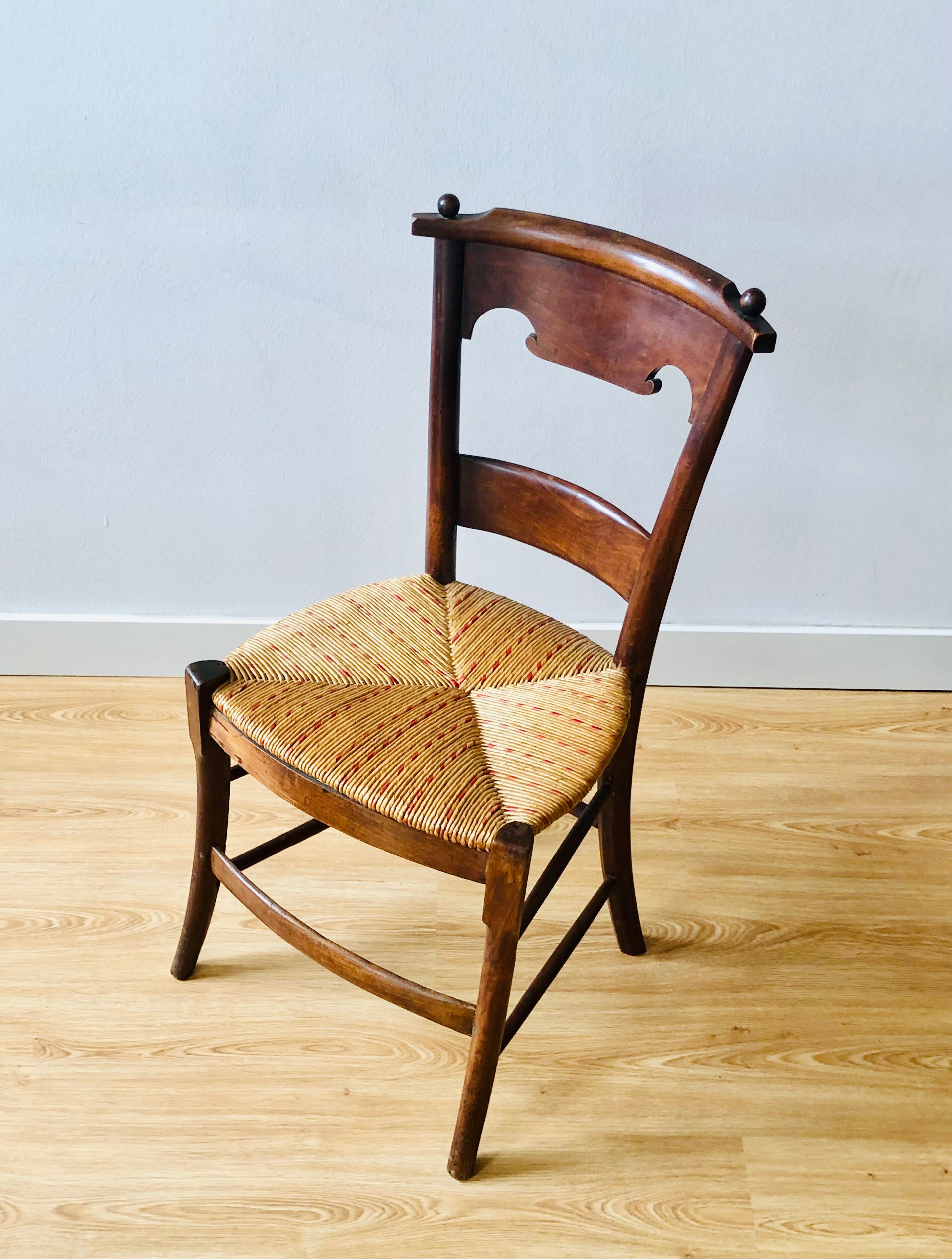 Chaise ancienne en bois et assise paillée