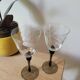 Deux verres à vin pied noir fumé