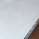 Commode blanche vintage à moulures shabby chic