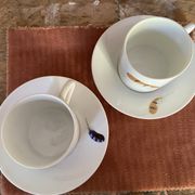 Deux tasses en porcelaine monastiques