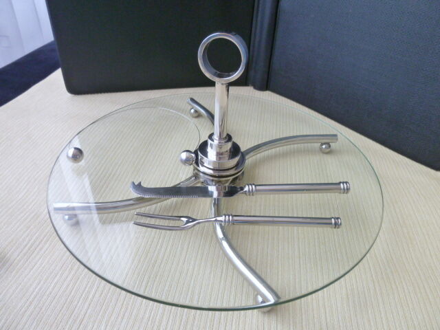 Cheese platter made of glass and silver metal and its serving cutlery