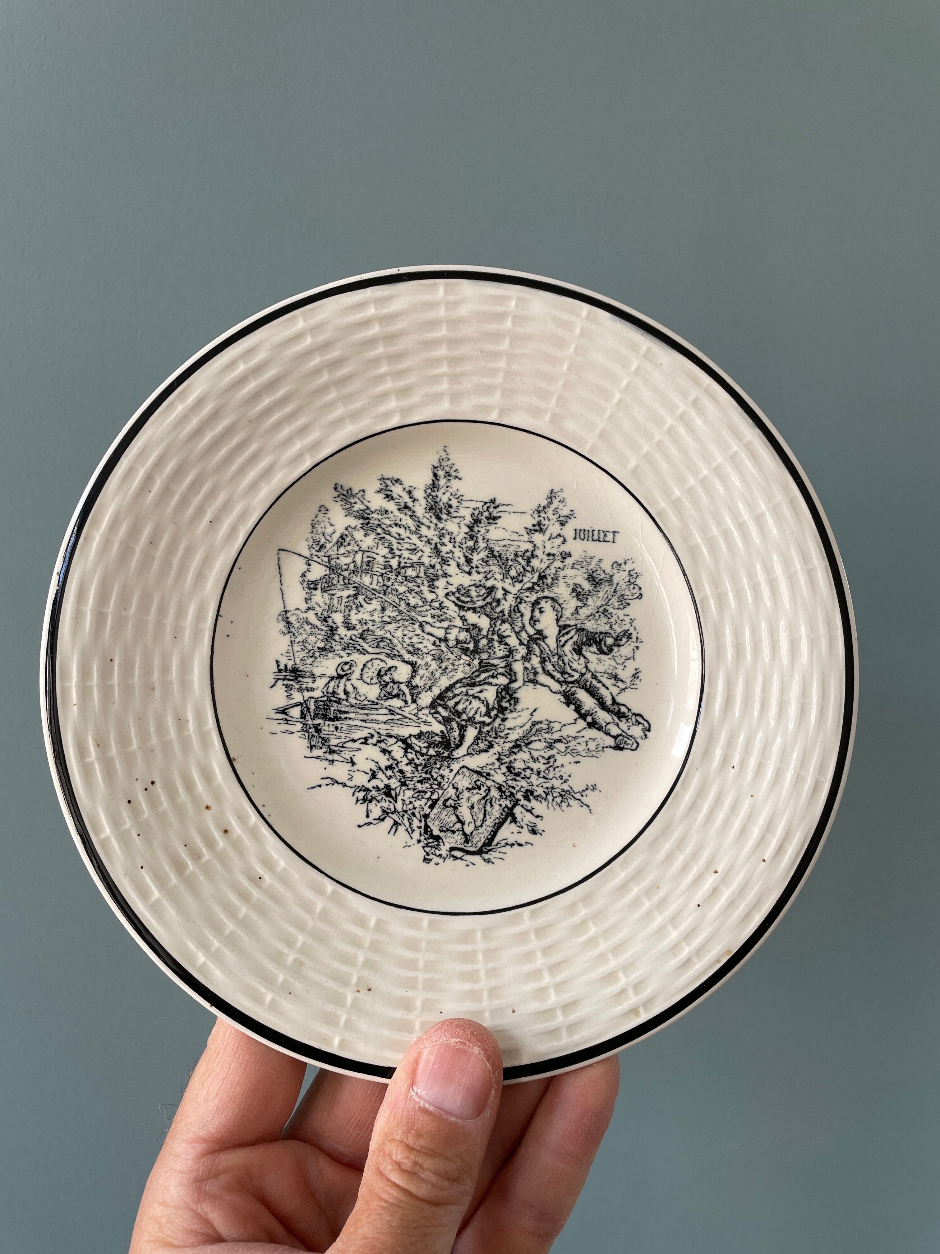 Lot de 12 petites assiettes Digoin Sarreguemines, « Les Mois »