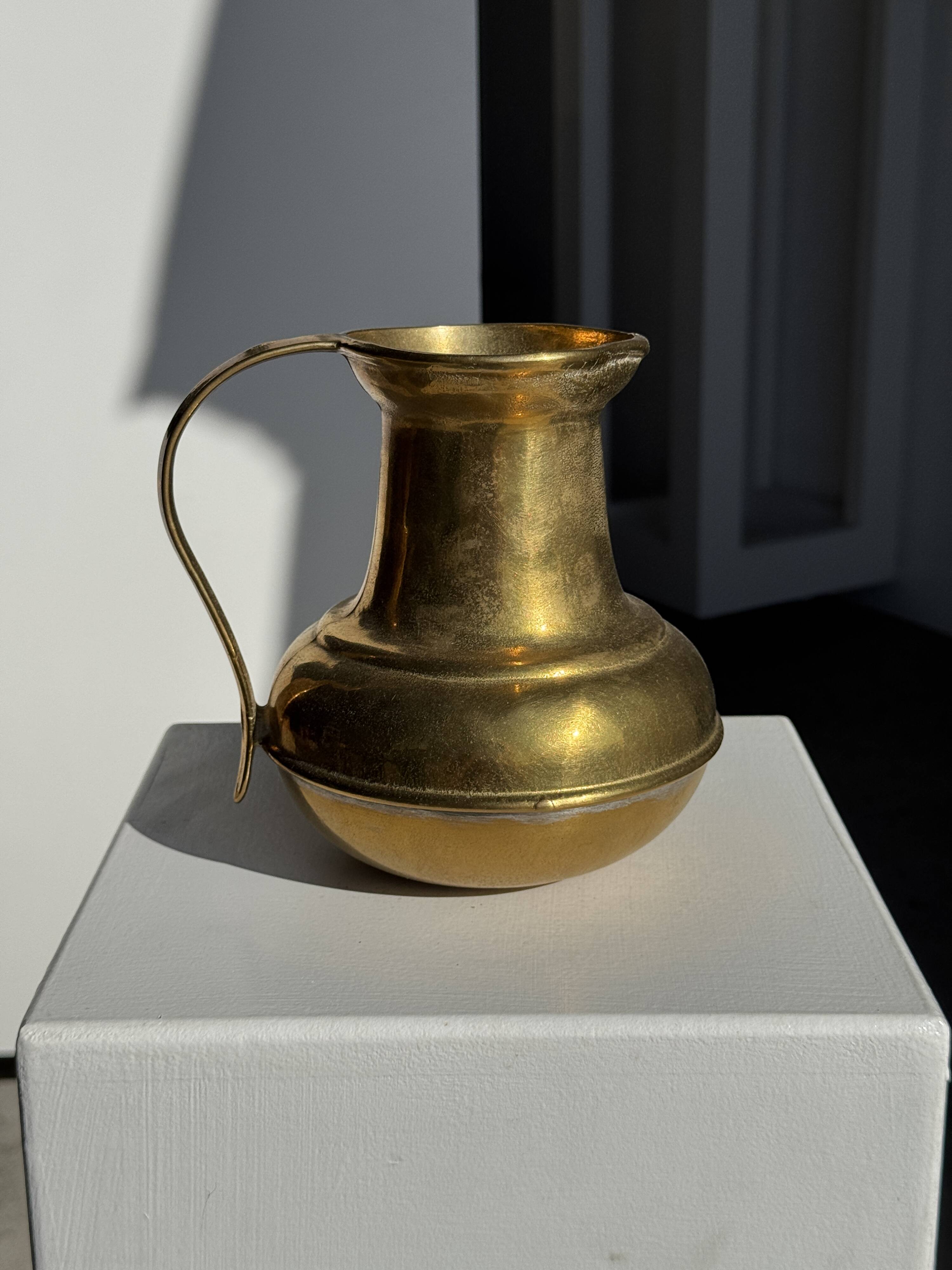 Carafe or metal jug with a rounded body H18