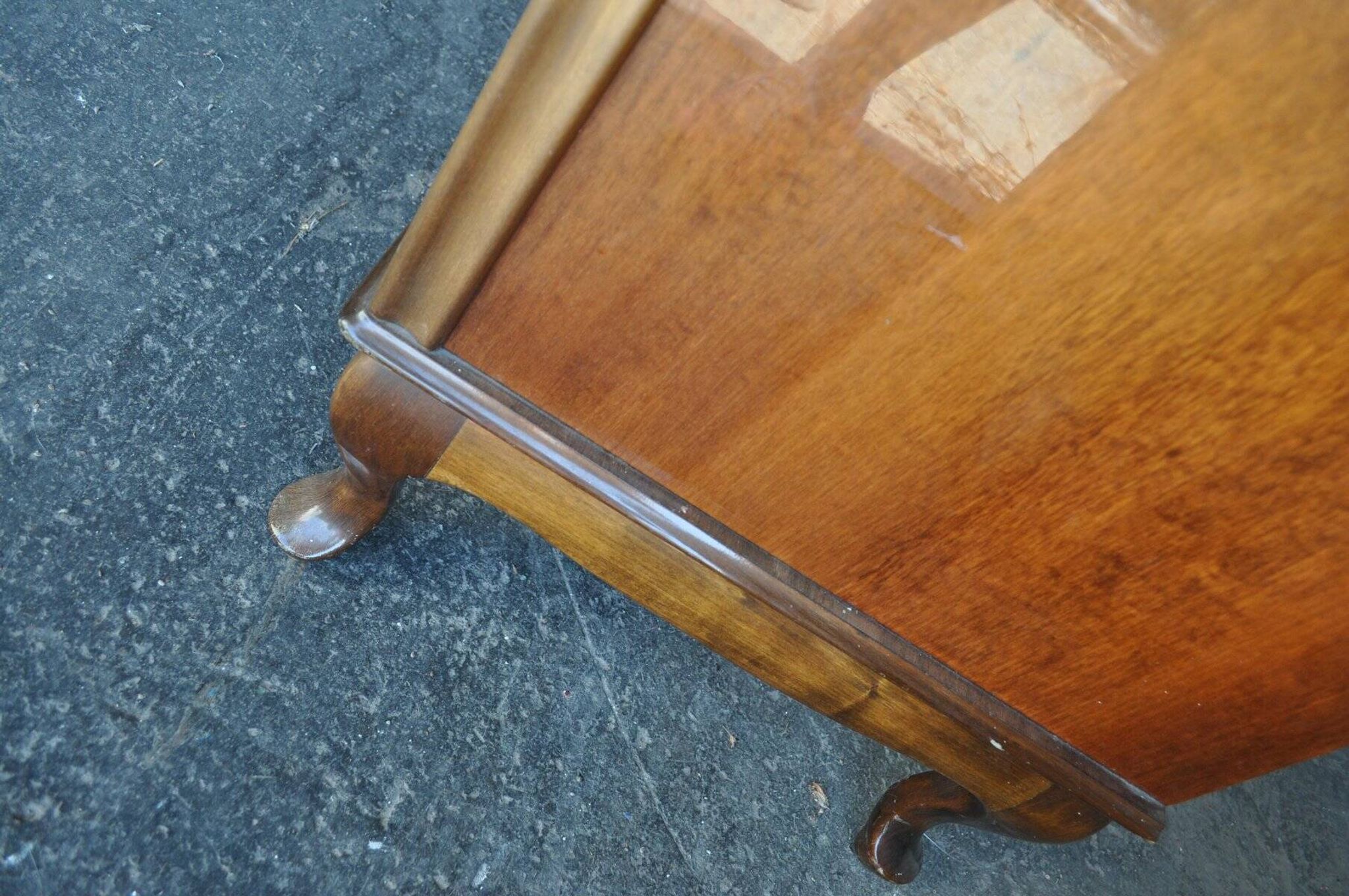 Neo-baroque brown wooden dressing table with marquetry and curved legs (1940, Hungary)