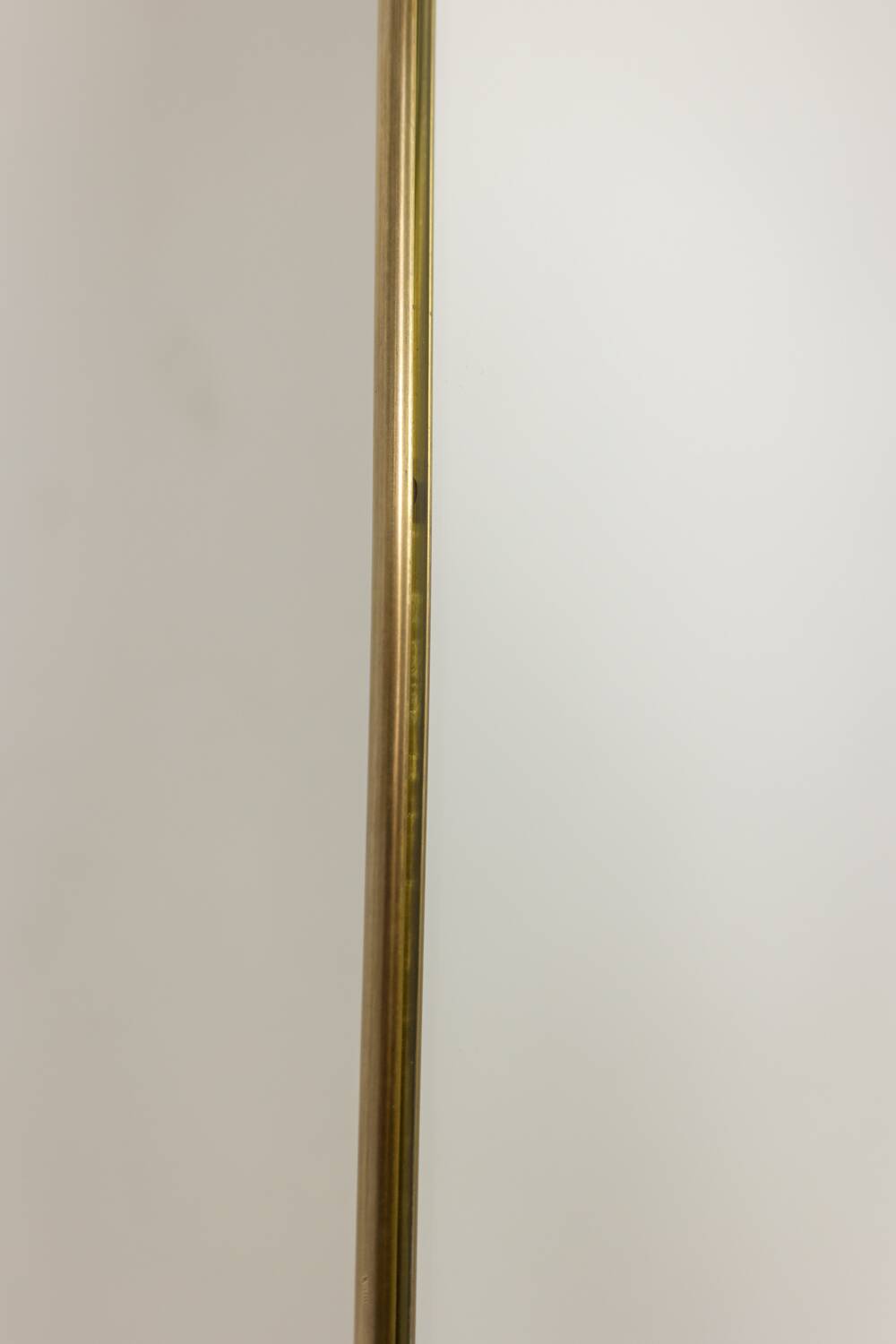 Miroir cerclé de laiton doré. 1980