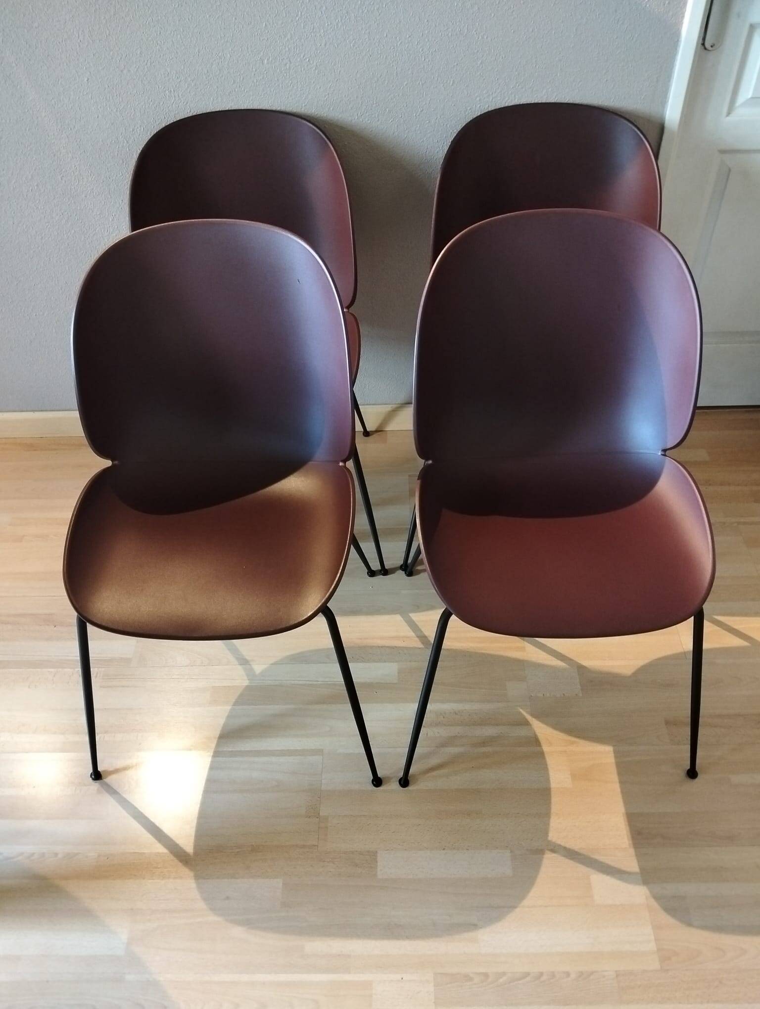 Set of 4 Beetle chairs Gubi – Burgundy