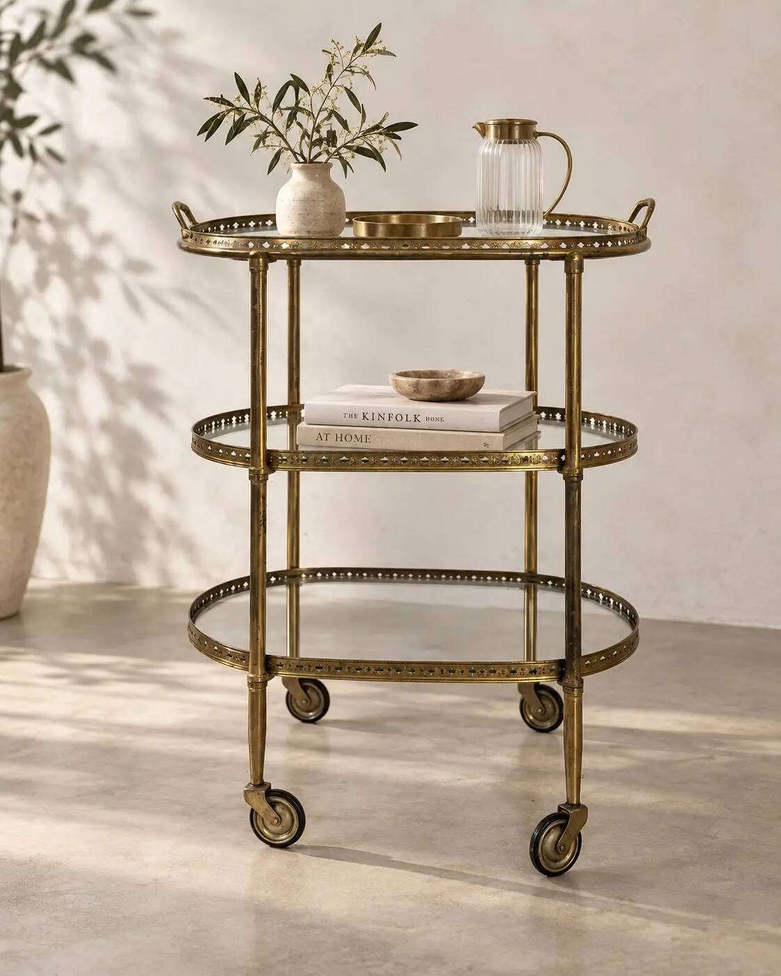 Desserte en laiton sur roulettes