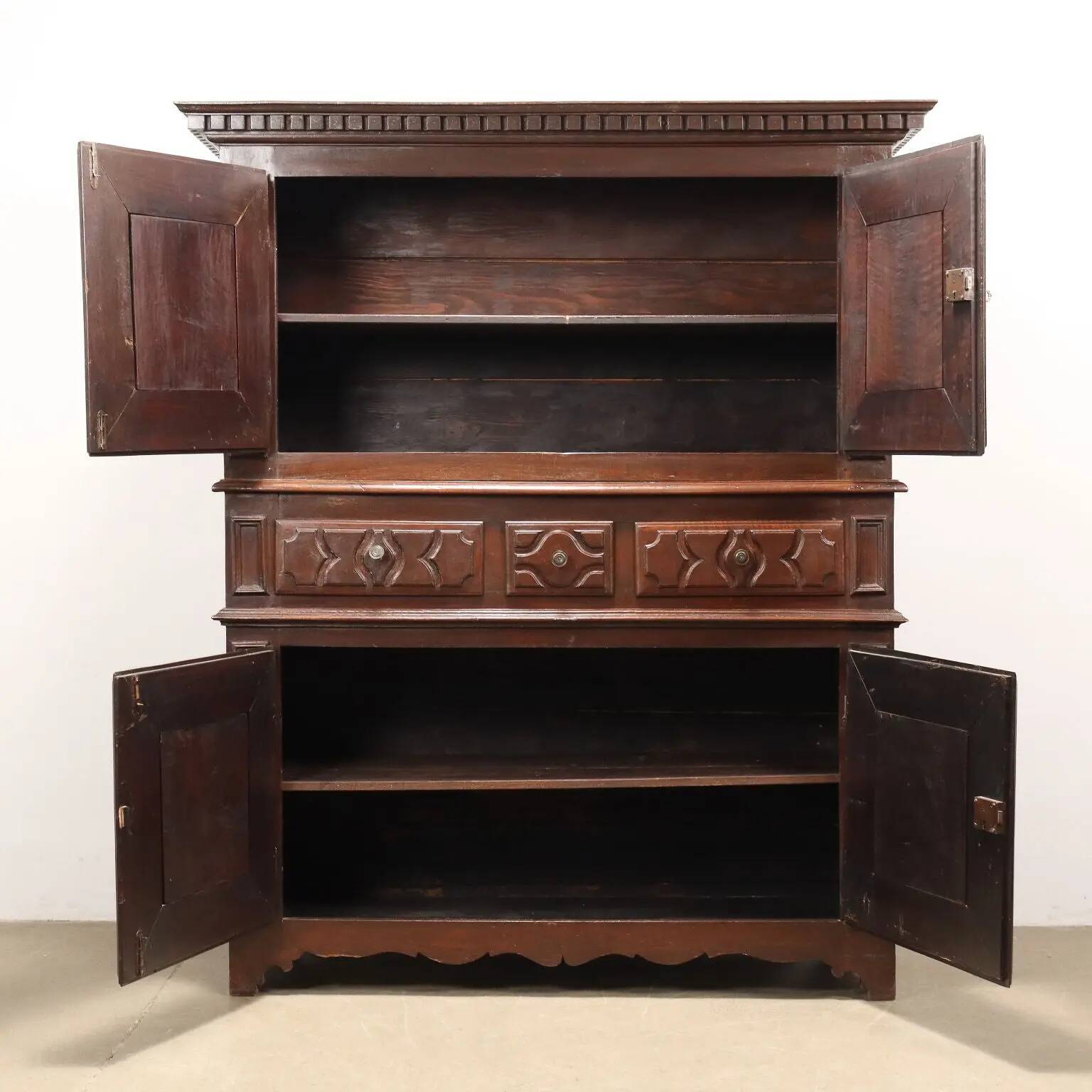 Antique baroque wardrobe in walnut, Italy, 18th century.