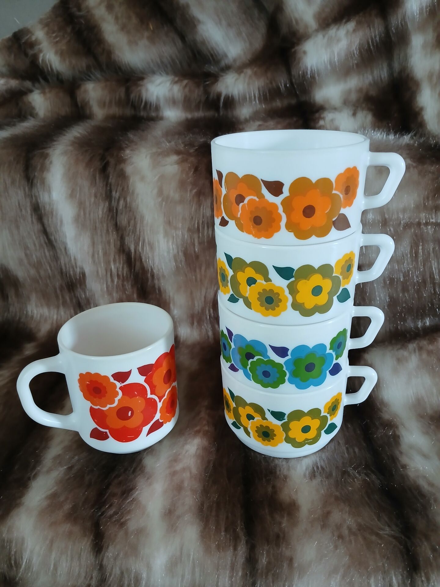 5 vintage cups in Arcopal/Lotus