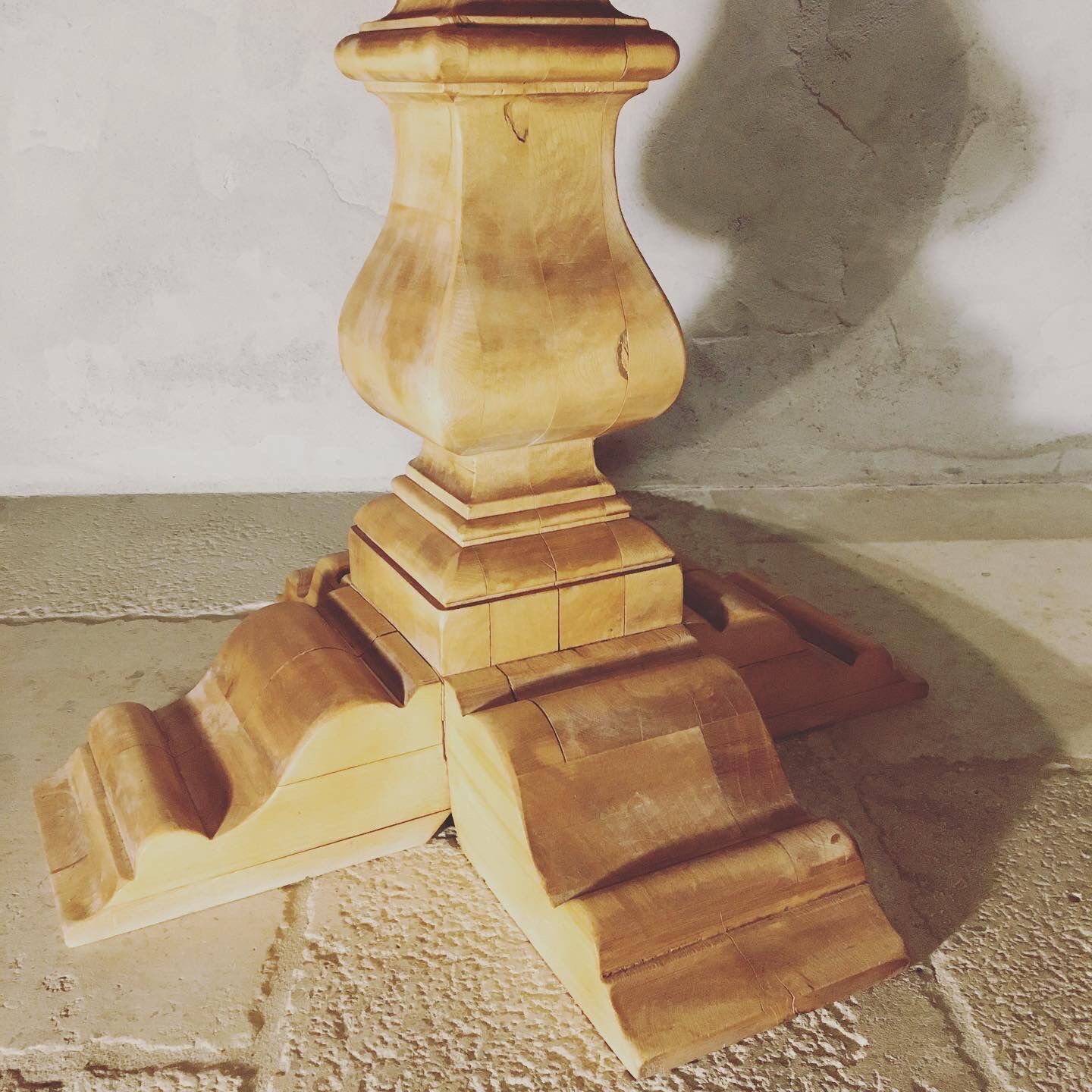 Round table with solid wood central leg entirely restored