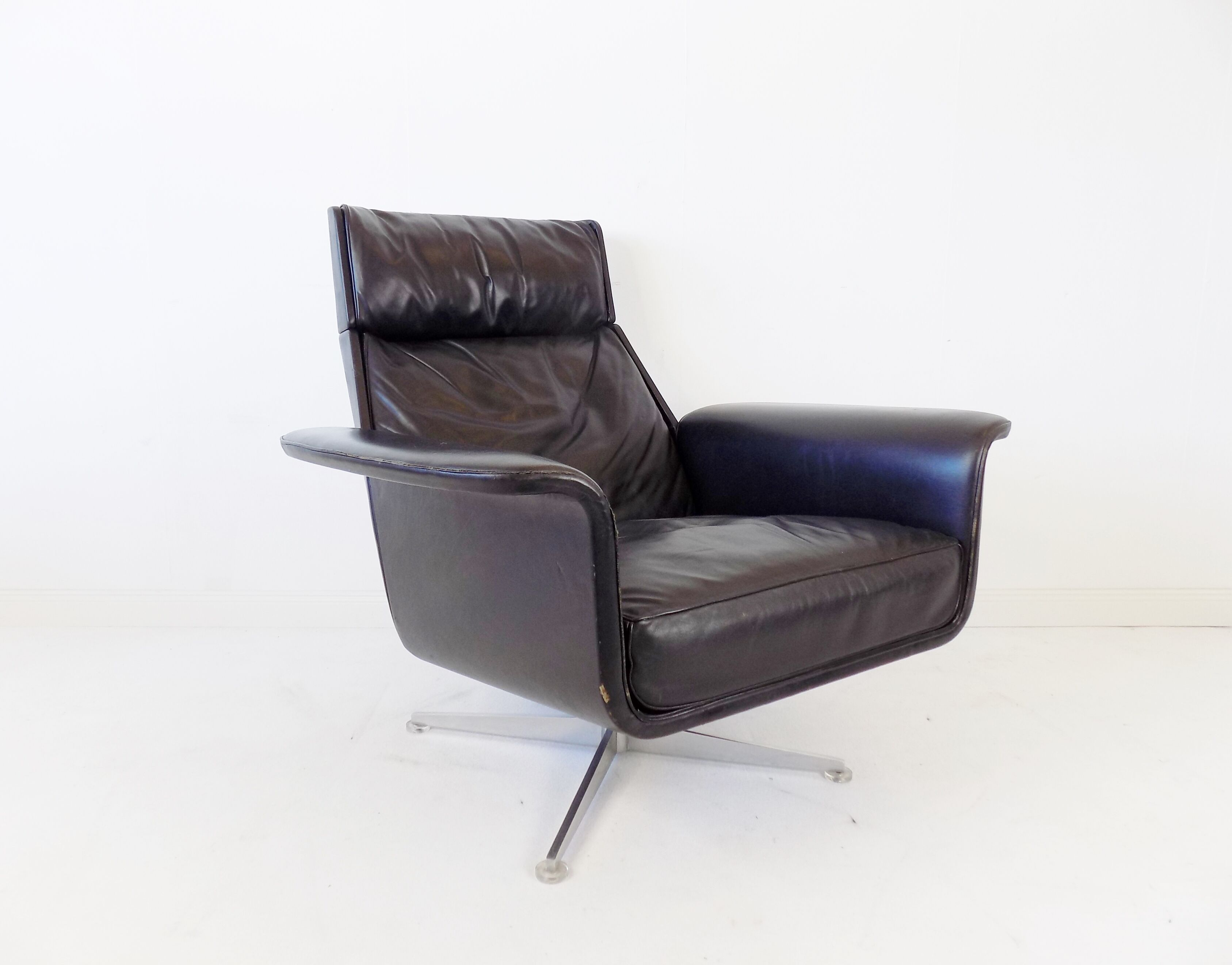 Fauteuil Kaufeld Siesta 62 en cuir noir par Jacques Brule