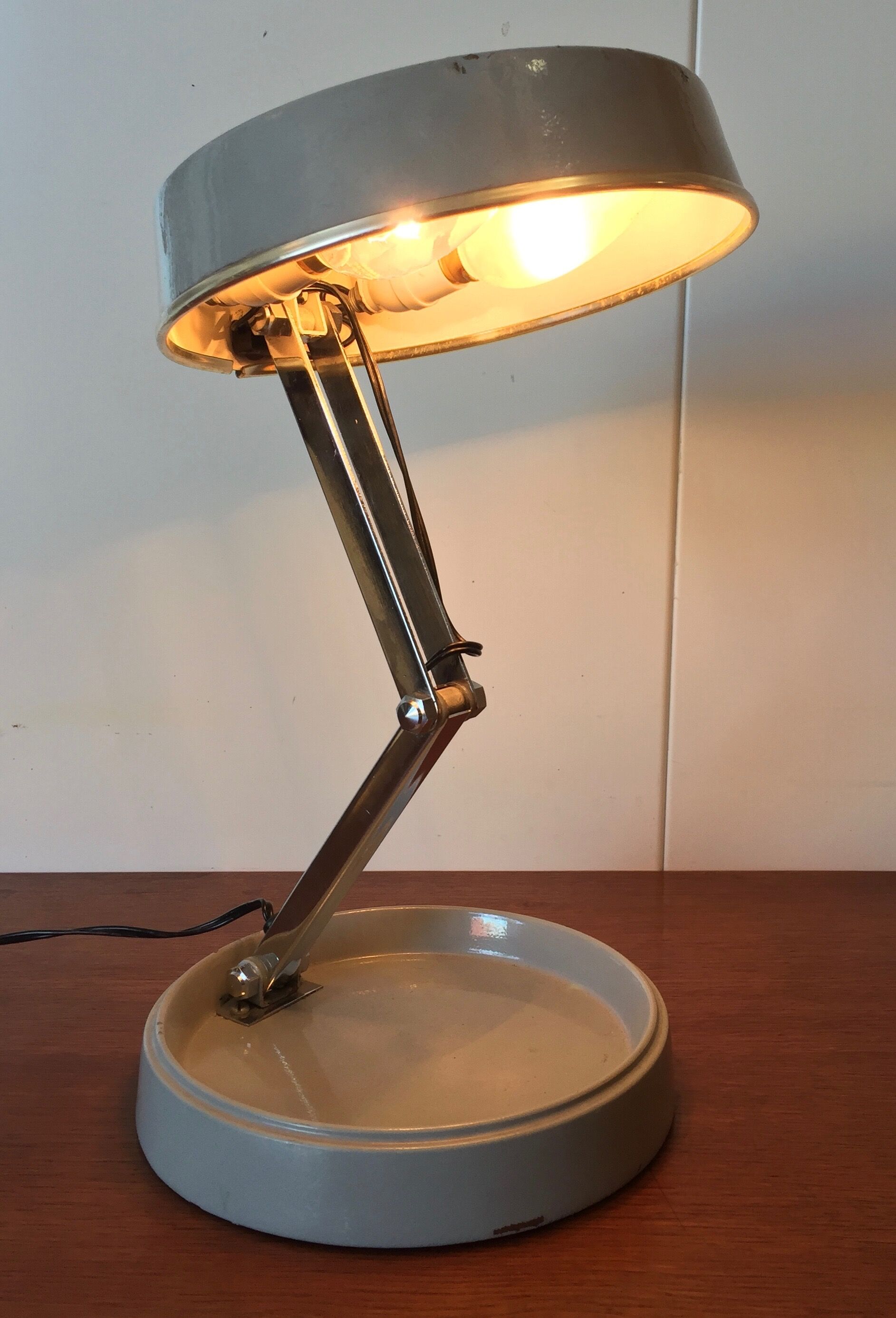 Folding industrial lamp