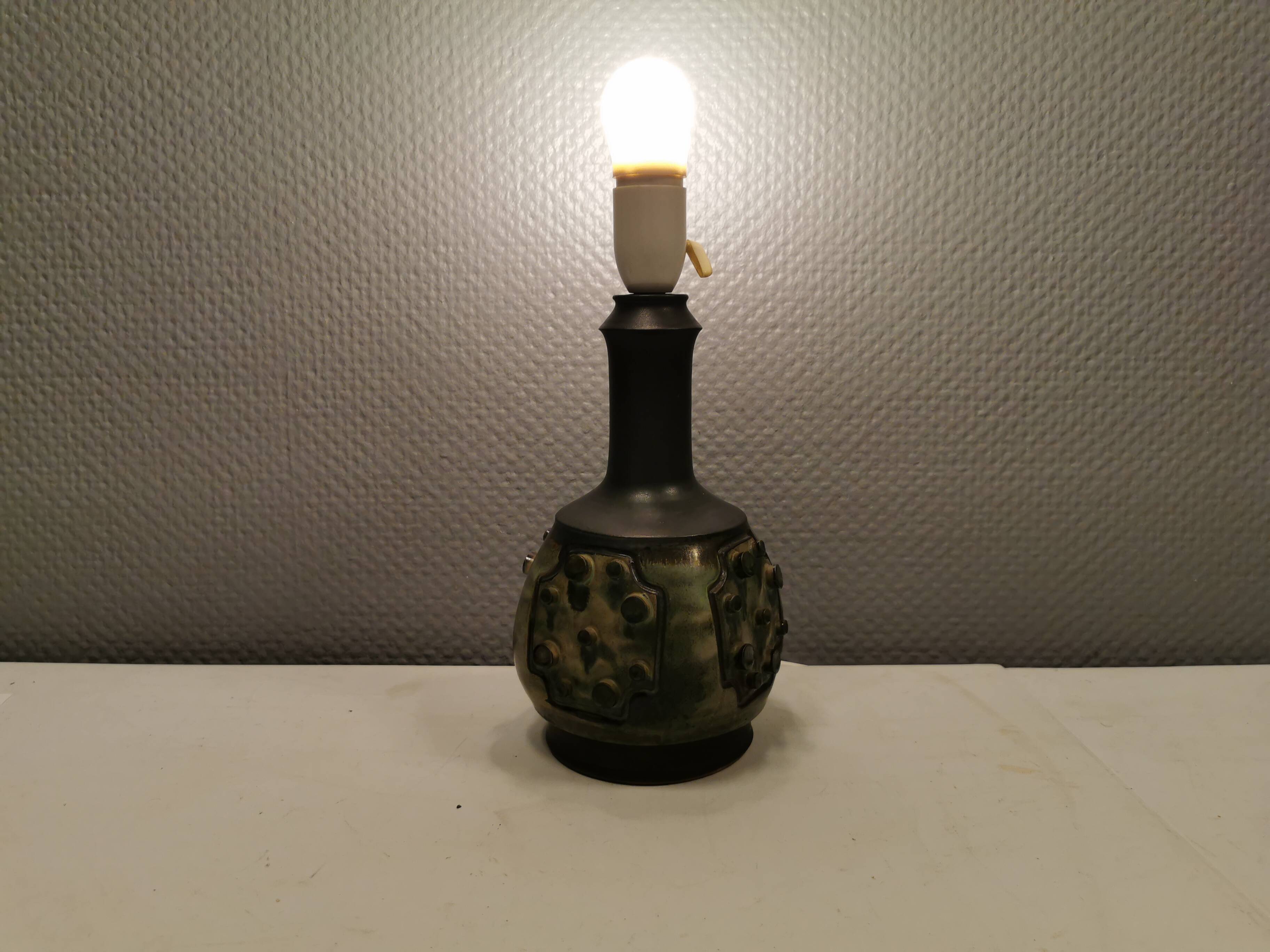 Lampe danoise en céramique. Elle date des années 70 et on l'appelle la lampe hérisson.