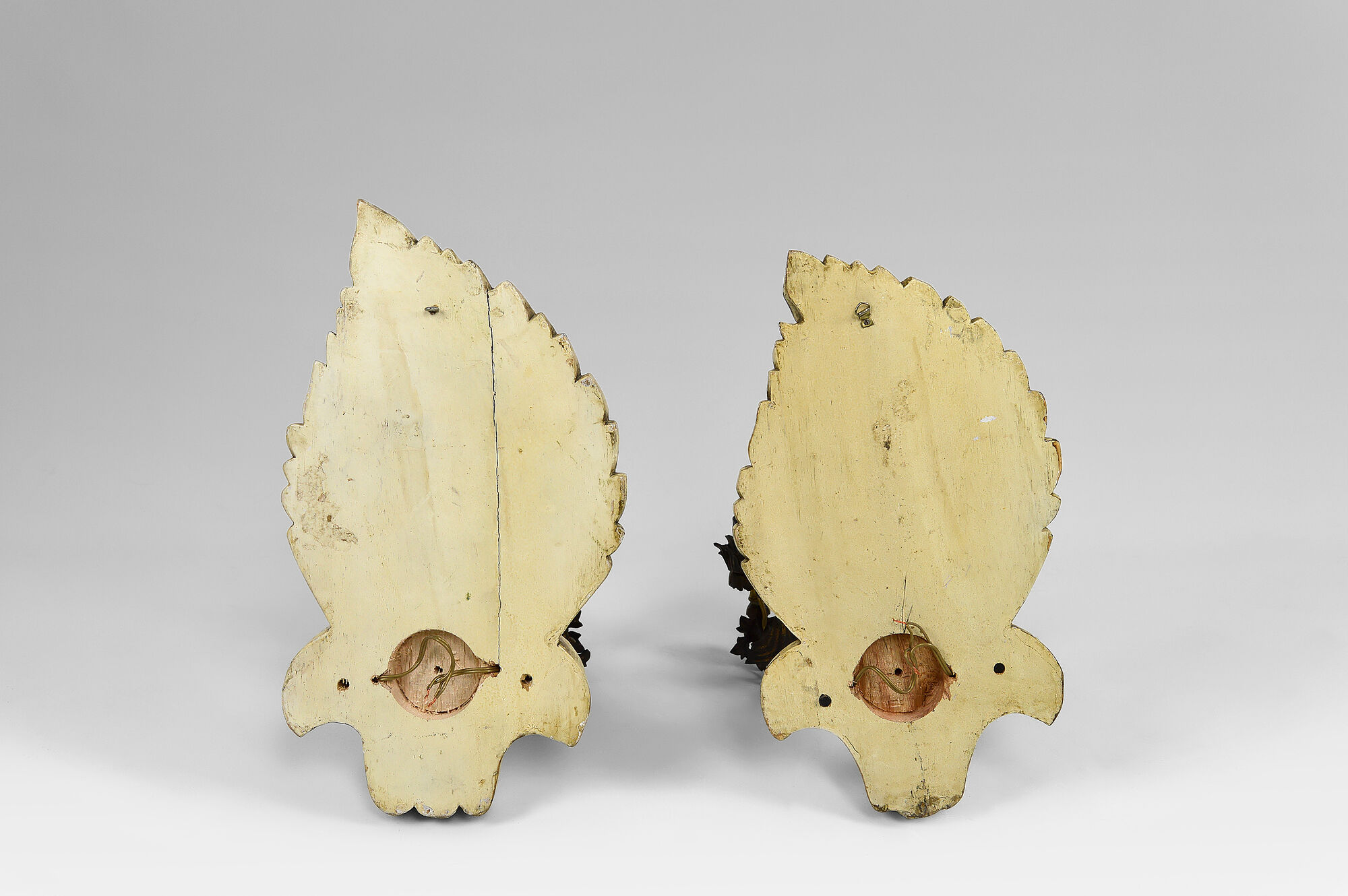 Pair of Hollywood Regency sconces in carved, painted and patinated wood, 1950s