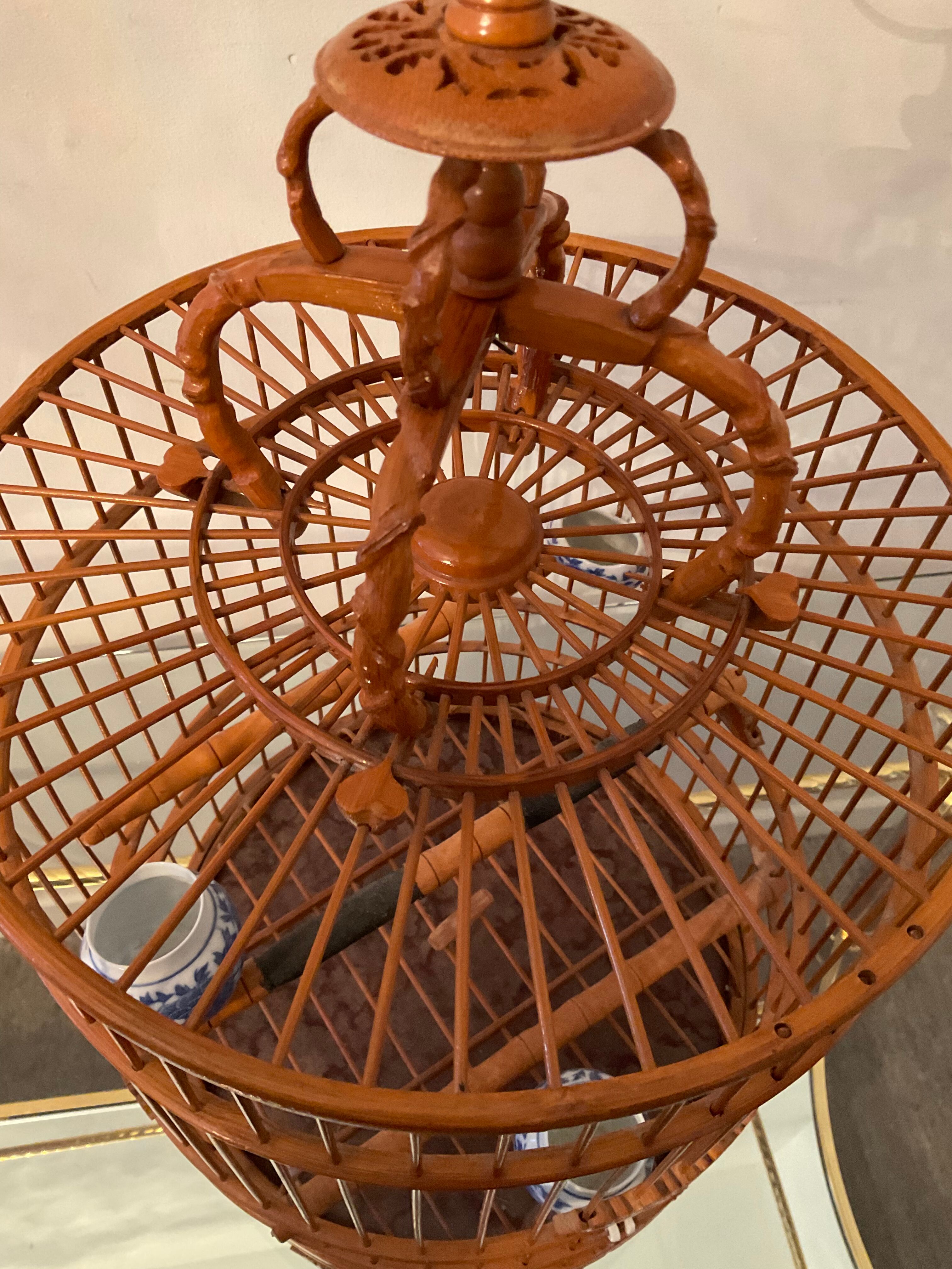 Ancienne cage à oiseaux en bois et rotin