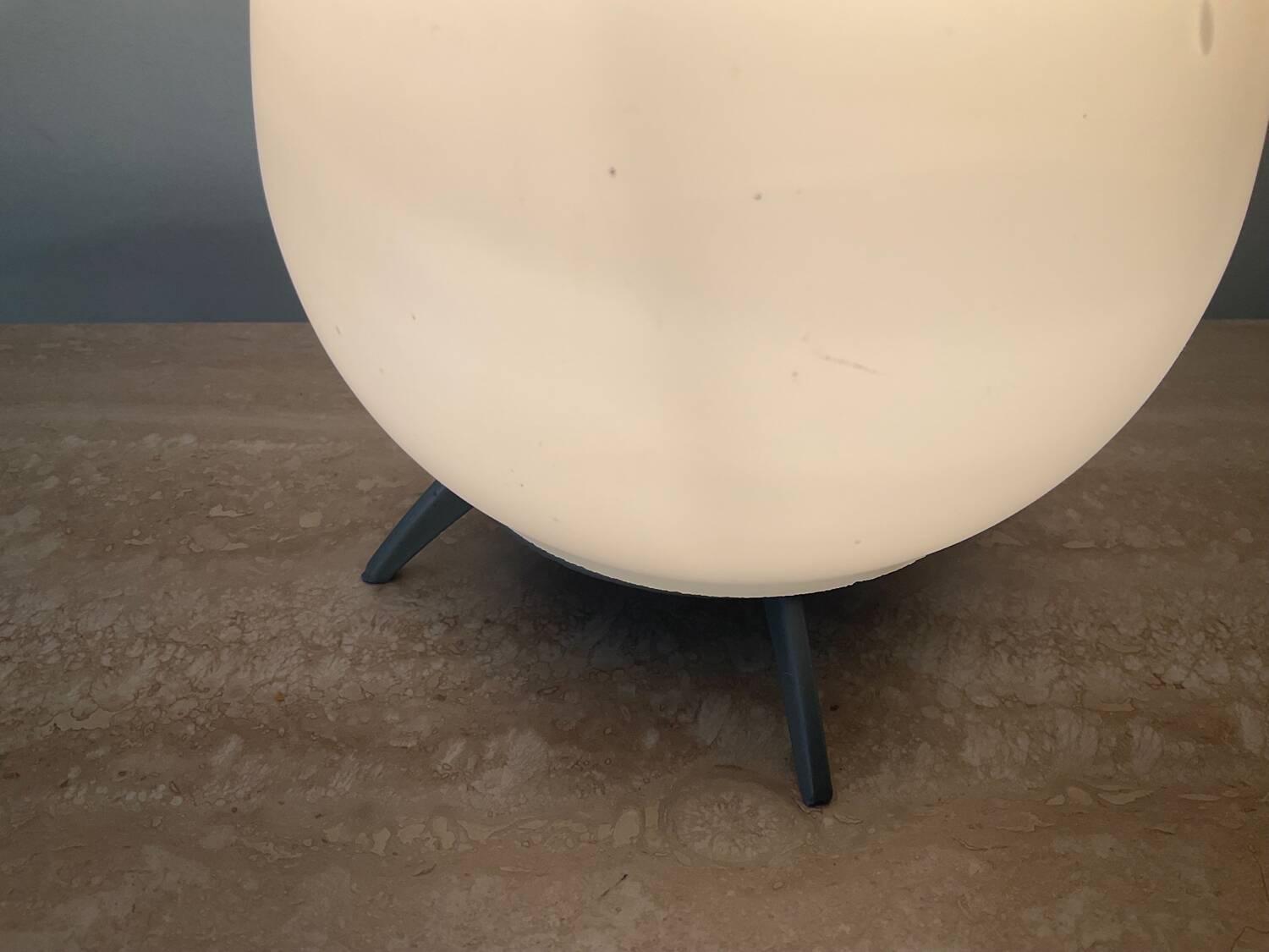 Lampe tripode en opaline et métal