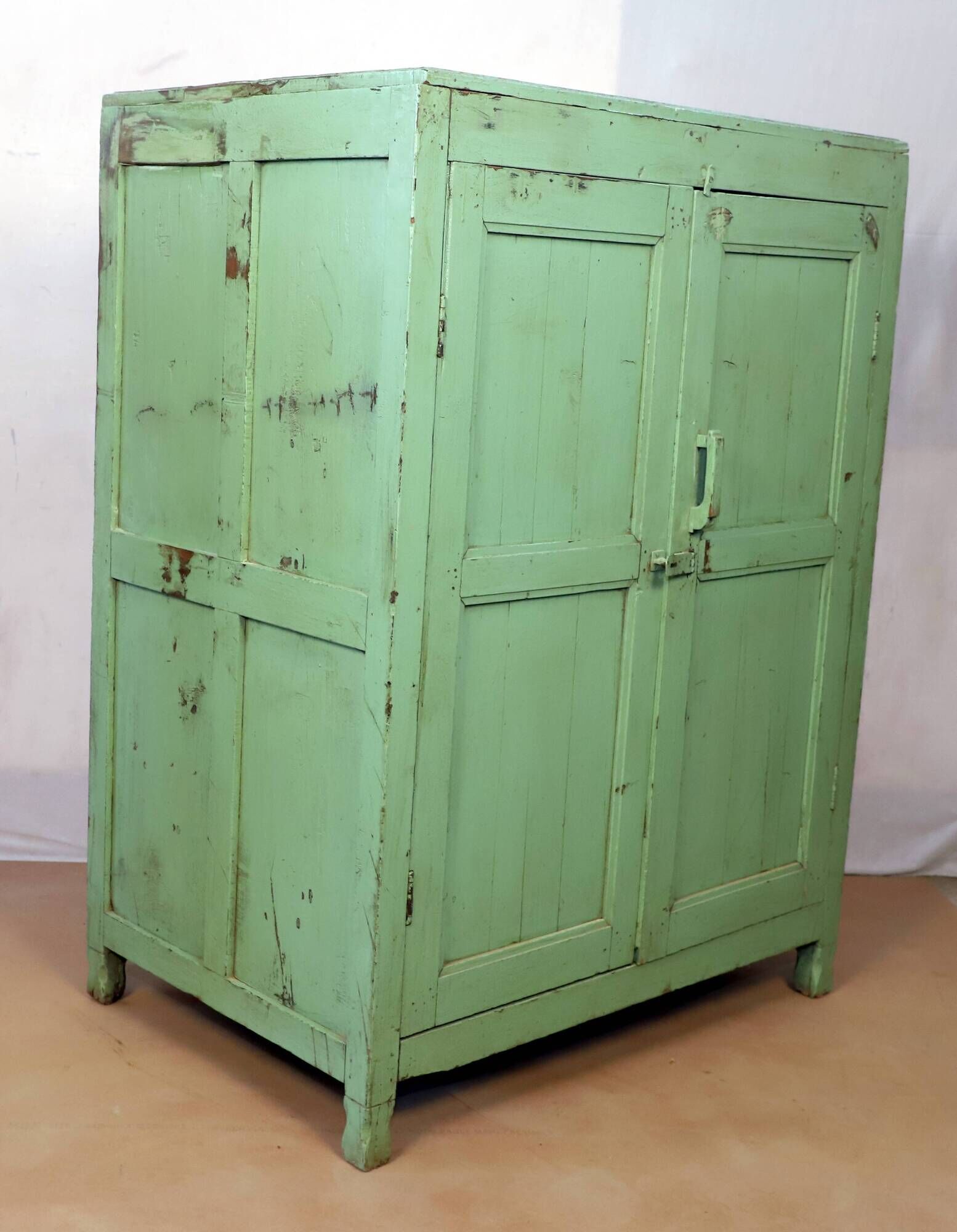 Vaisselier - Burmese teak buffet with original pistachio green patina