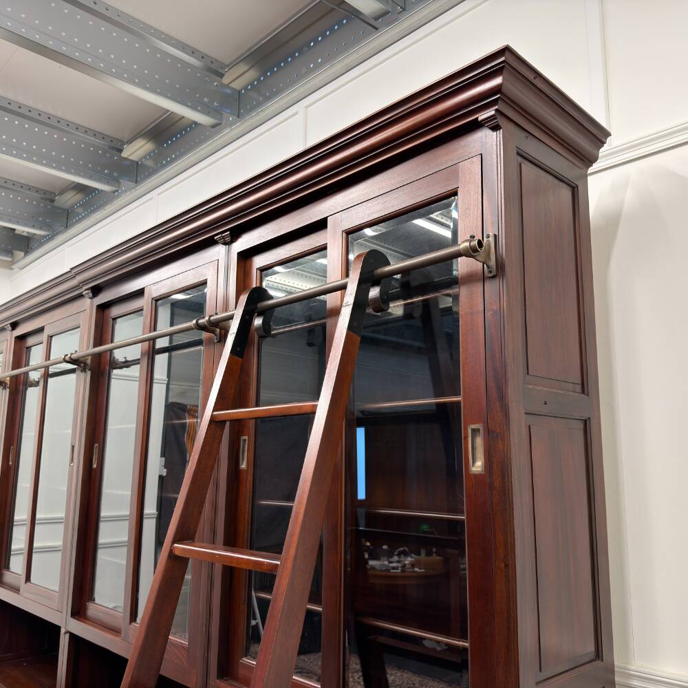 Bibliothèque classique en bois avec vitrine